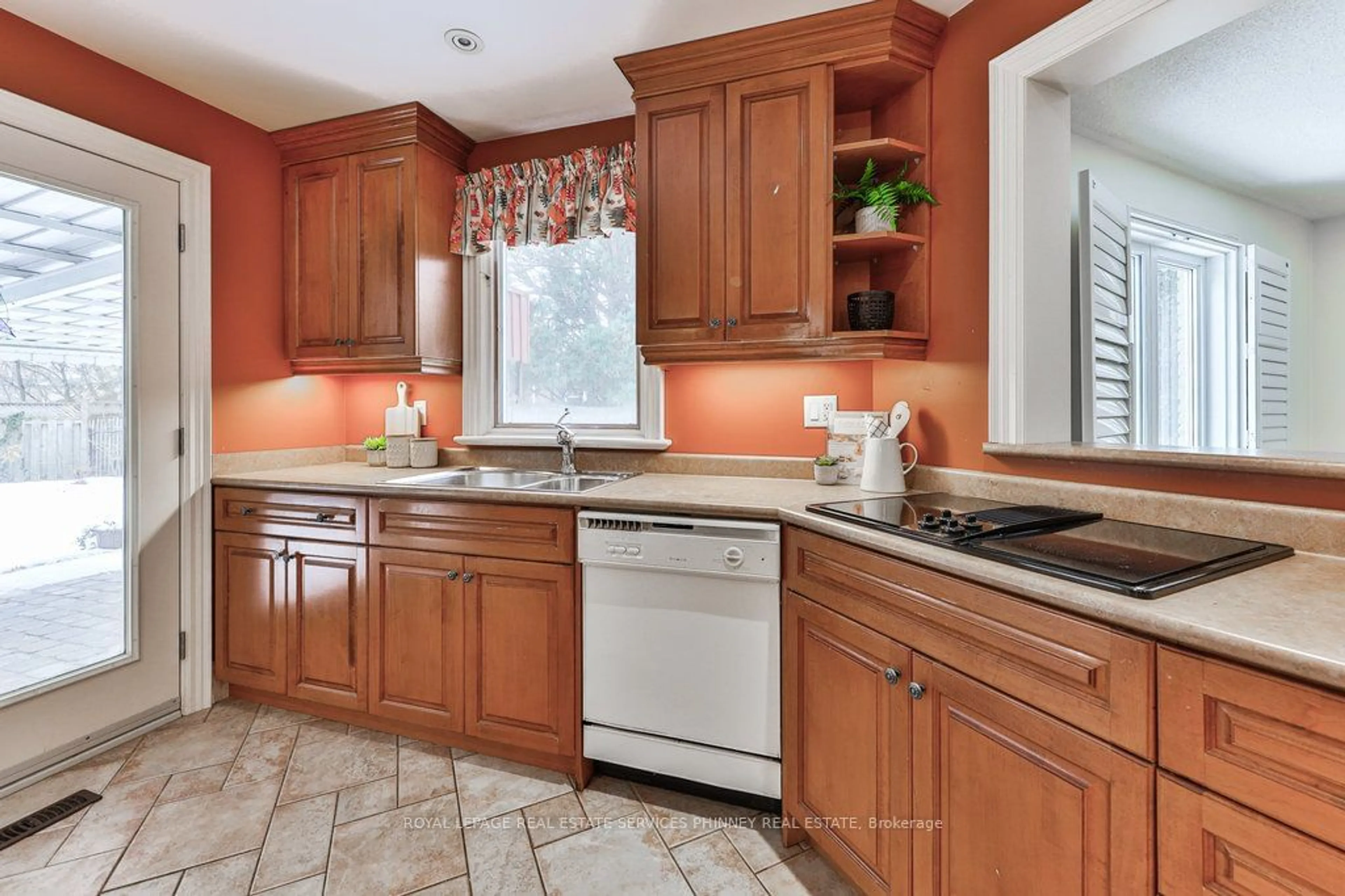 Standard kitchen, ceramic/tile floor for 1829 Sherwood Forrest Circ, Mississauga Ontario L5K 2G6