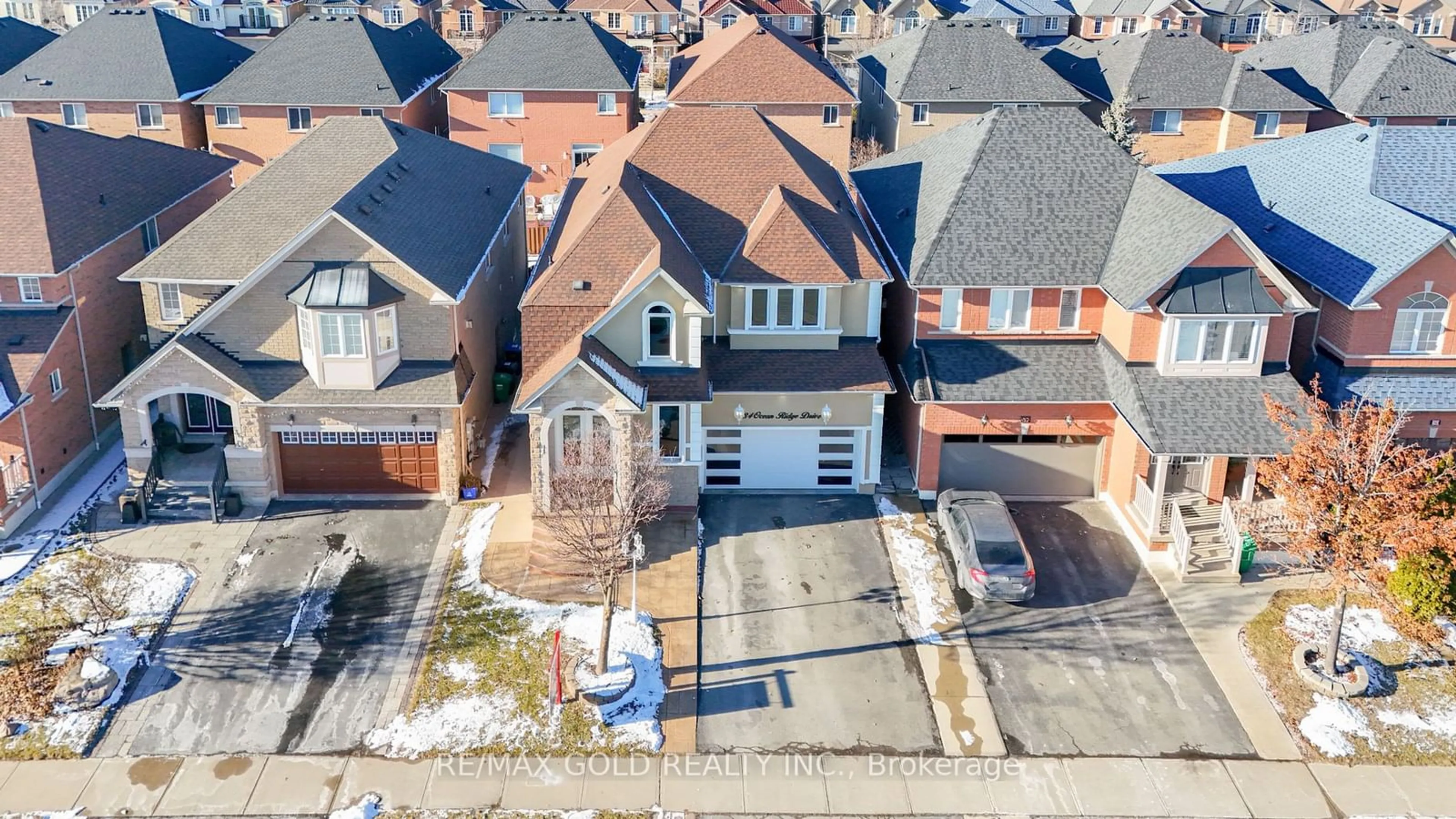 A pic from outside/outdoor area/front of a property/back of a property/a pic from drone, street for 34 Ocean Ridge Dr, Brampton Ontario L6R 3K5