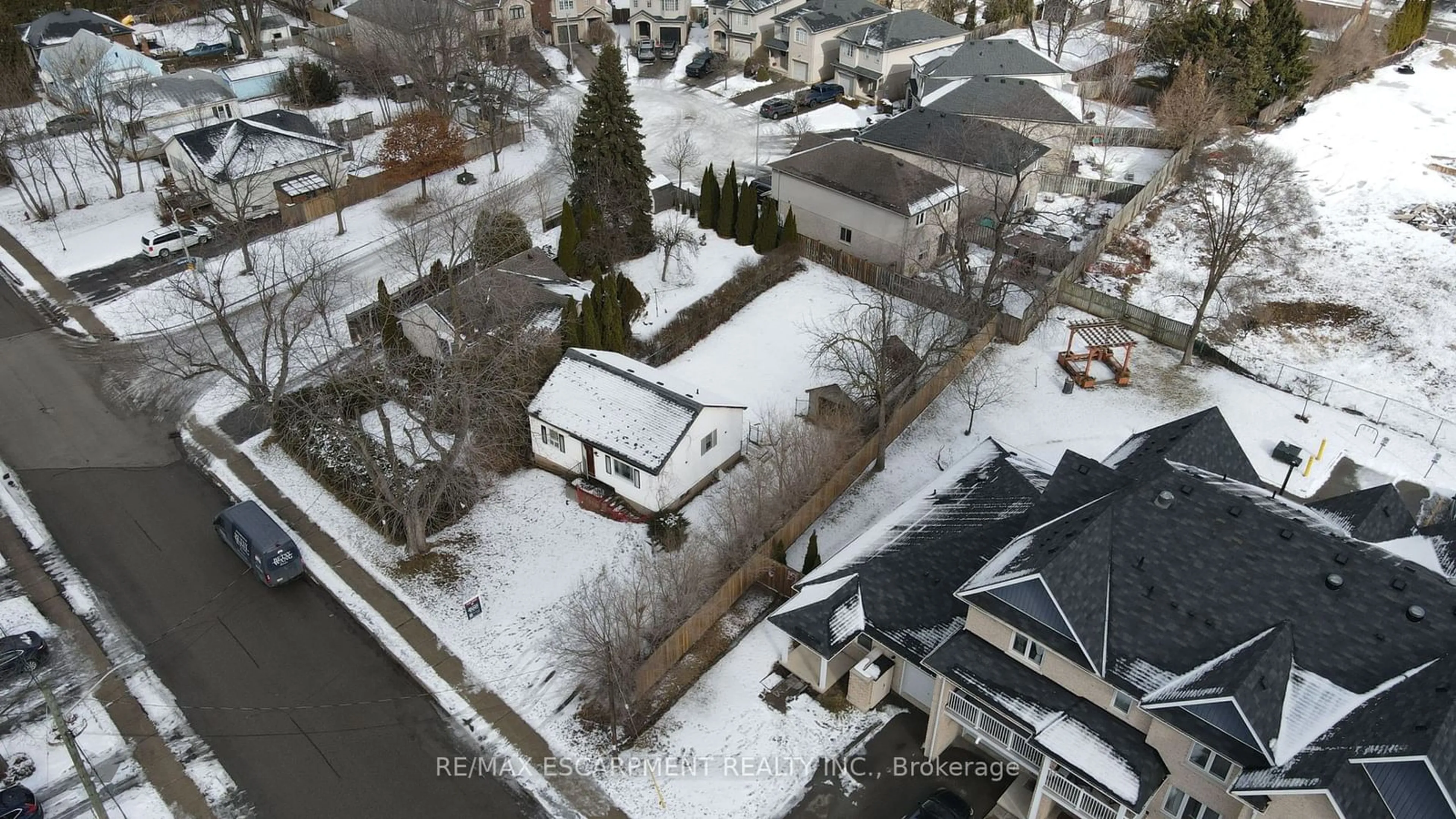 A pic from outside/outdoor area/front of a property/back of a property/a pic from drone, street for 1027 Glendor Ave, Burlington Ontario L7R 3V3