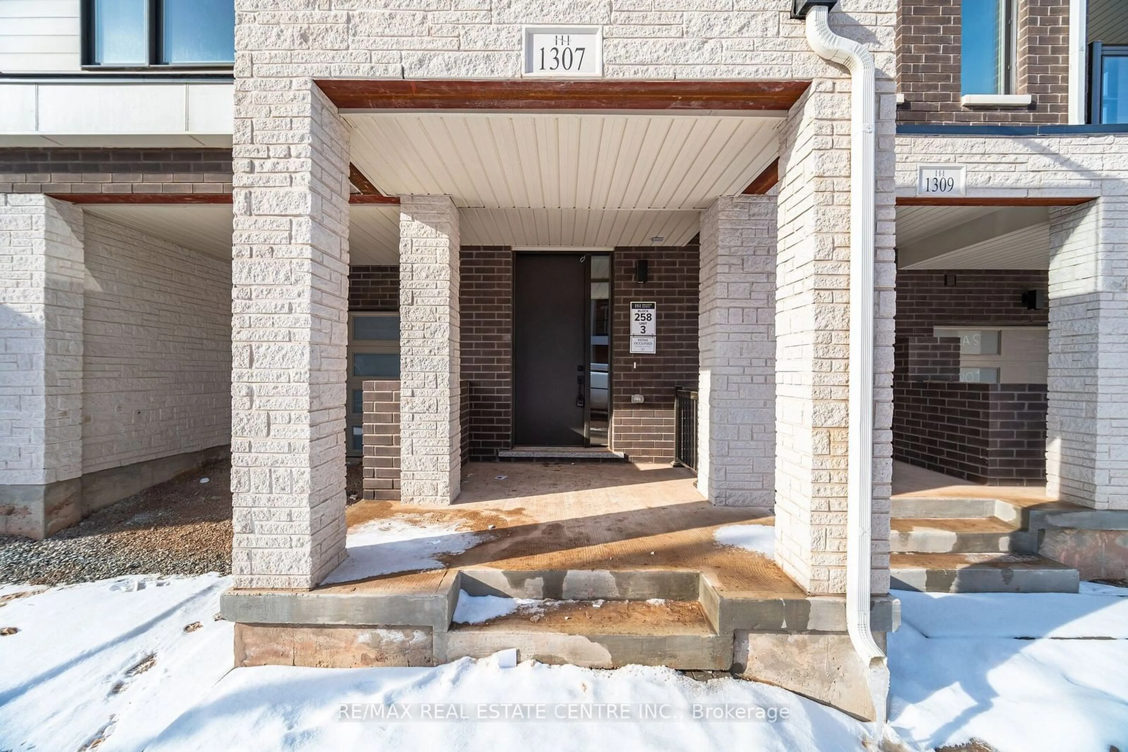 Indoor entryway for 1307 Anthonio Tr, Oakville Ontario L6H 7Z2