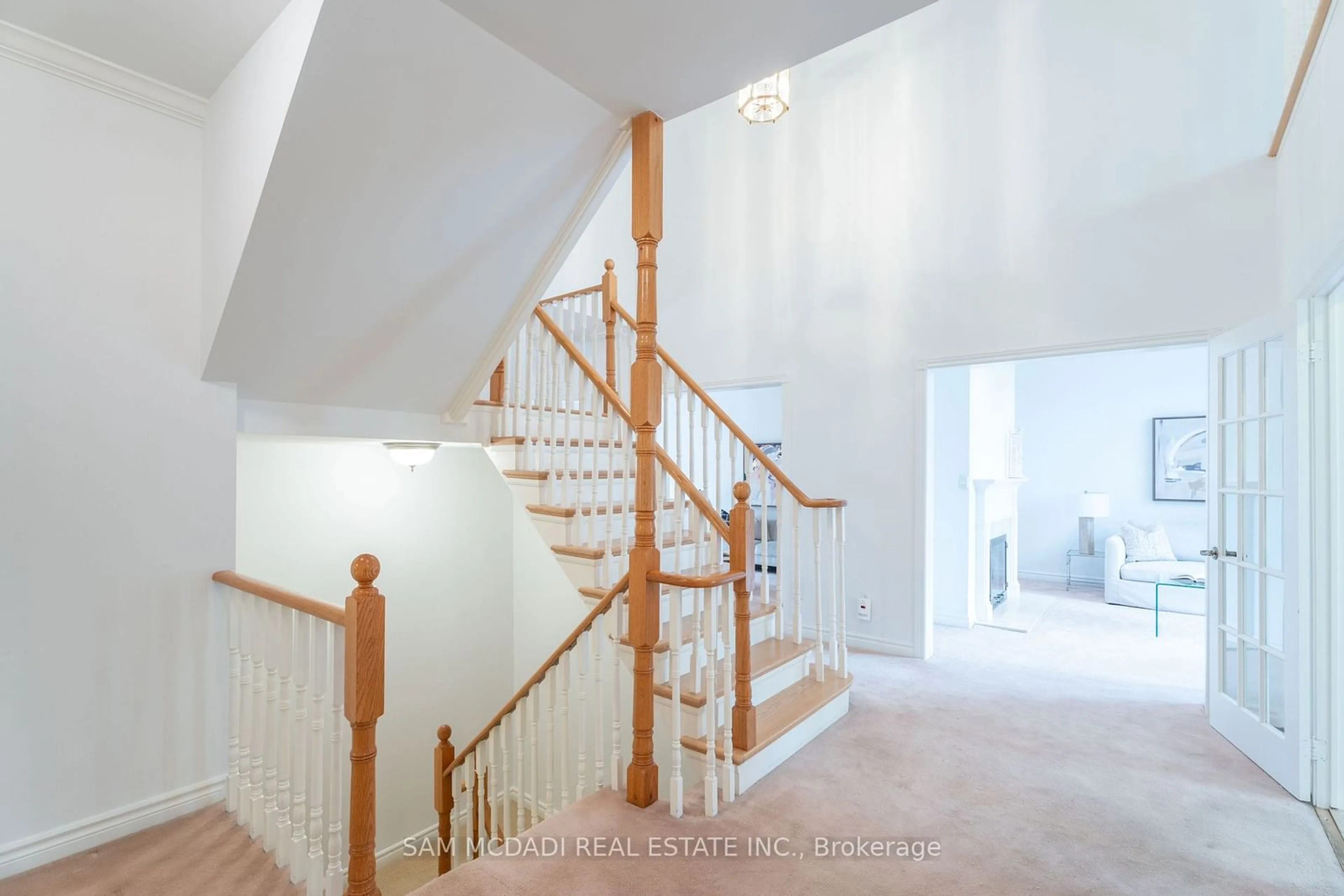 Indoor foyer for 5114 Forest Hill Dr, Mississauga Ontario L5M 5A3