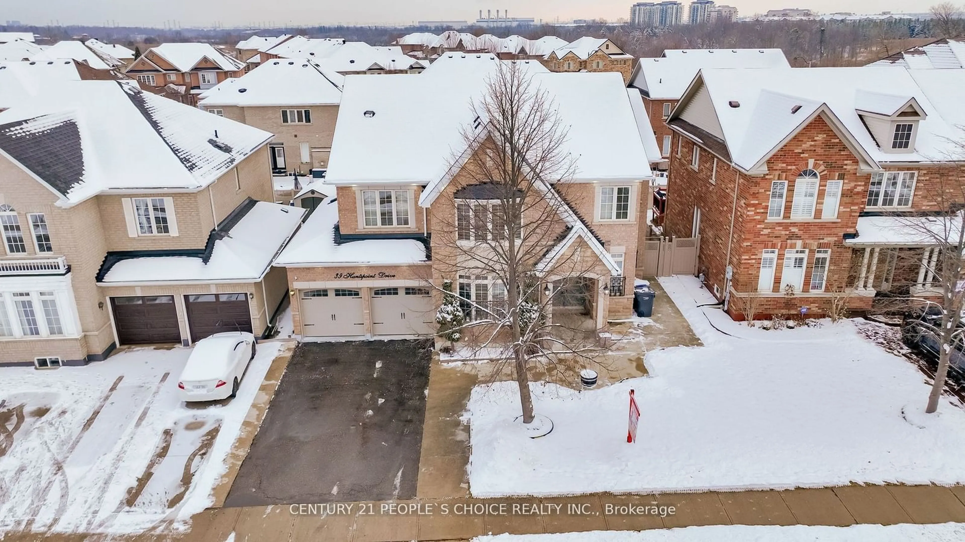 A pic from outside/outdoor area/front of a property/back of a property/a pic from drone, street for 39 Huntspoint Dr, Brampton Ontario L6P 2E9