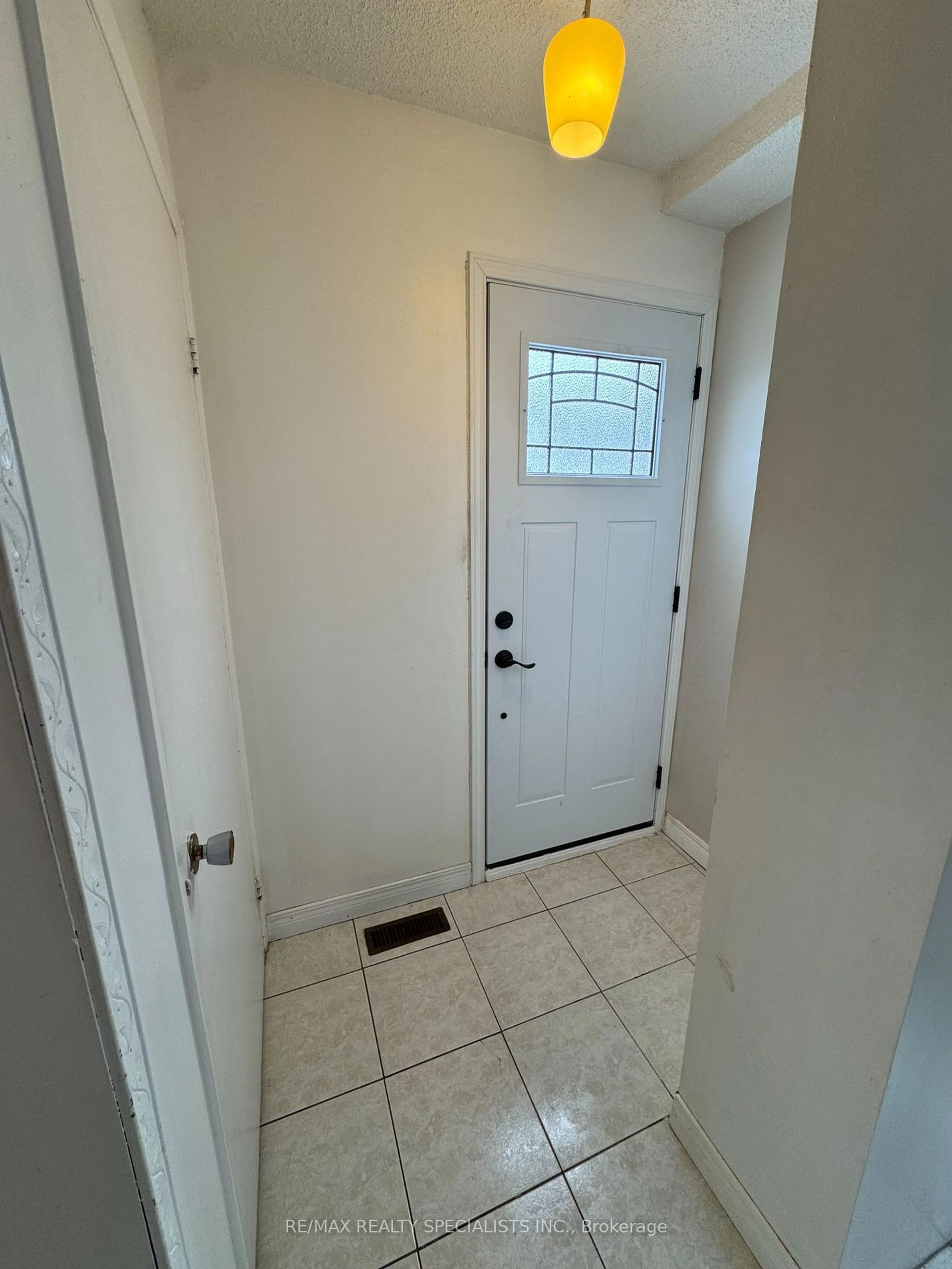 Indoor entryway for 53 Fallingdale Cres, Brampton Ontario L6T 3J5