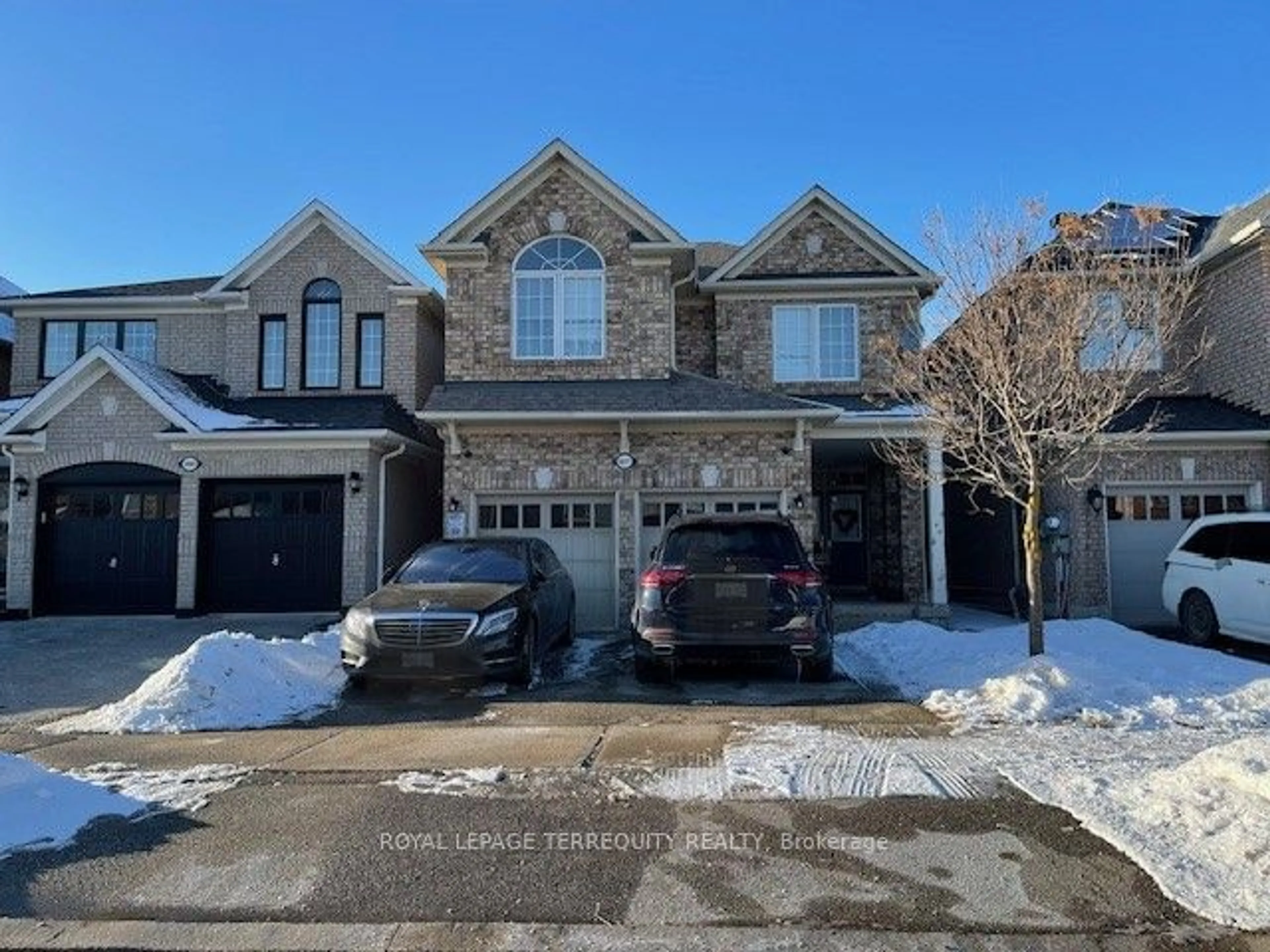 A pic from outside/outdoor area/front of a property/back of a property/a pic from drone, street for 3977 Mayla Dr, Mississauga Ontario L5M 7Y9