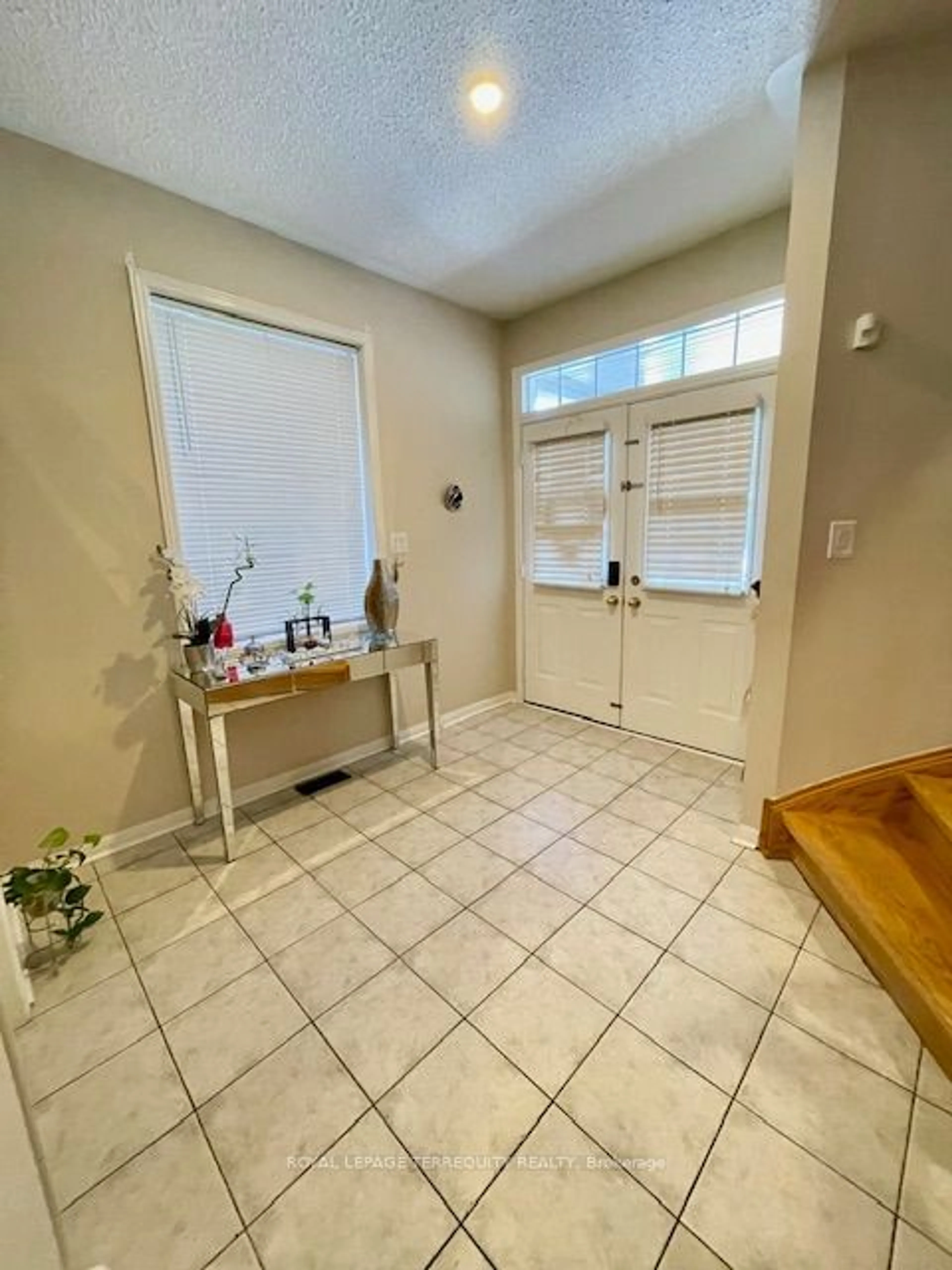 Indoor entryway for 3977 Mayla Dr, Mississauga Ontario L5M 7Y9