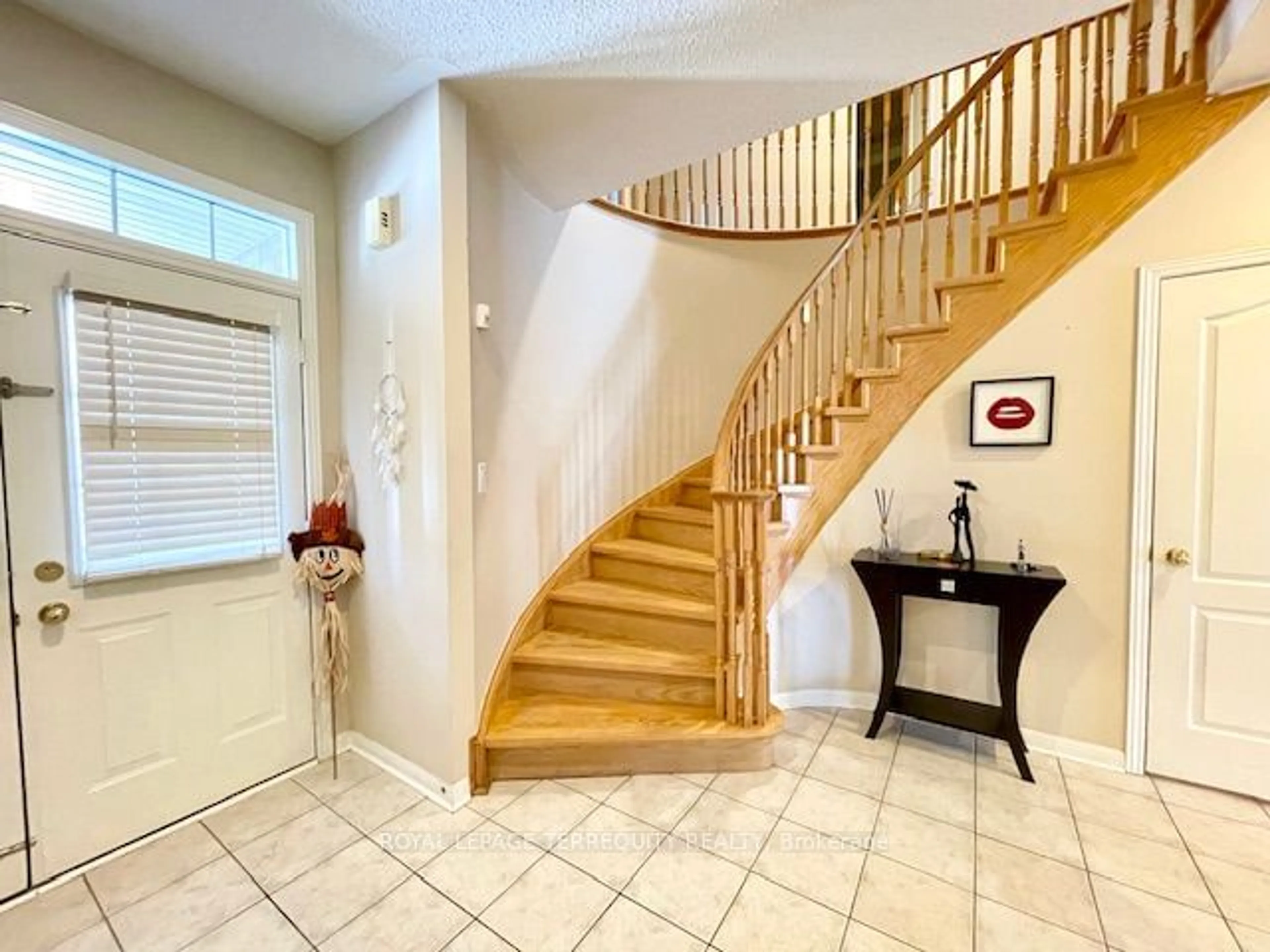 Indoor entryway for 3977 Mayla Dr, Mississauga Ontario L5M 7Y9