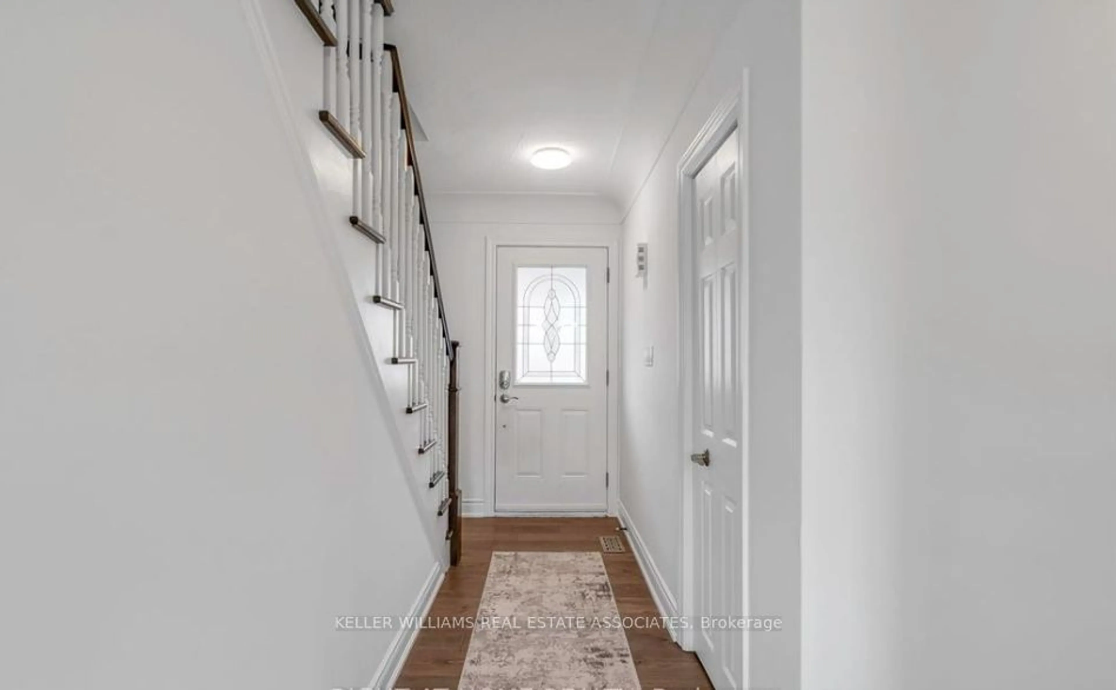 Indoor entryway for 5419 Spruce Ave, Burlington Ontario L7L 1N8