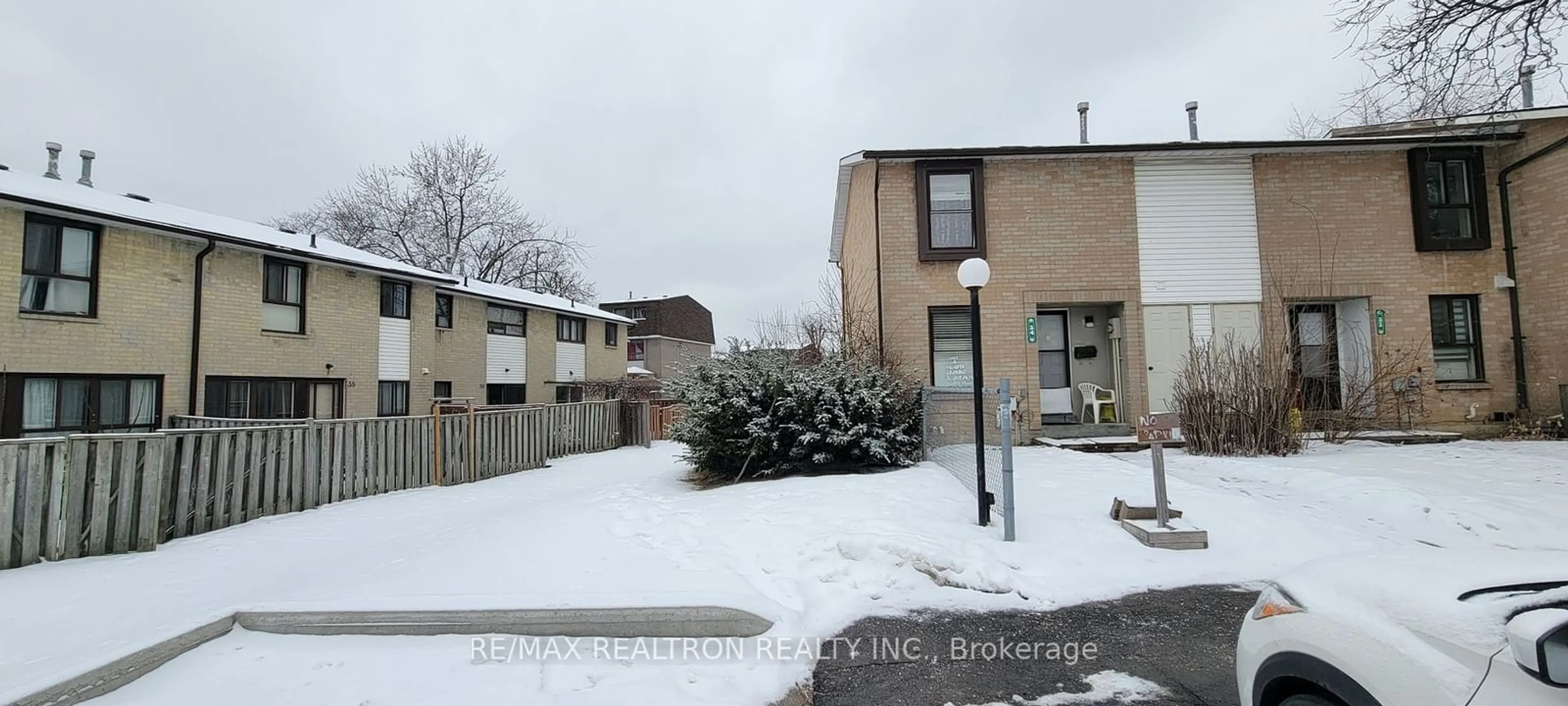 A pic from outside/outdoor area/front of a property/back of a property/a pic from drone, street for 34 Fleetwood Cres #63, Brampton Ontario L6T 2E5