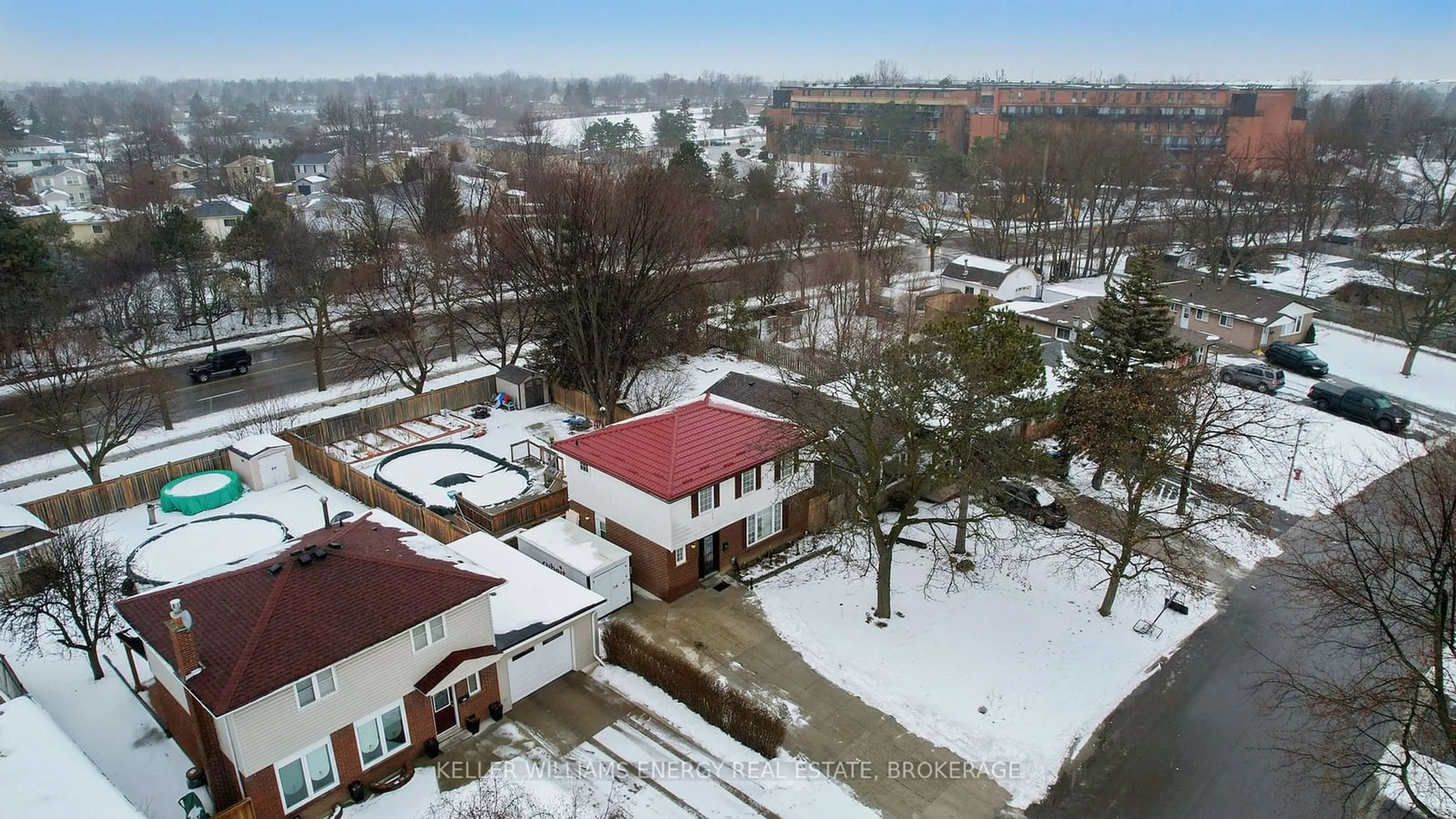 A pic from outside/outdoor area/front of a property/back of a property/a pic from drone, city buildings view from balcony for 45 Esplanade Rd, Brampton Ontario L6T 2C6