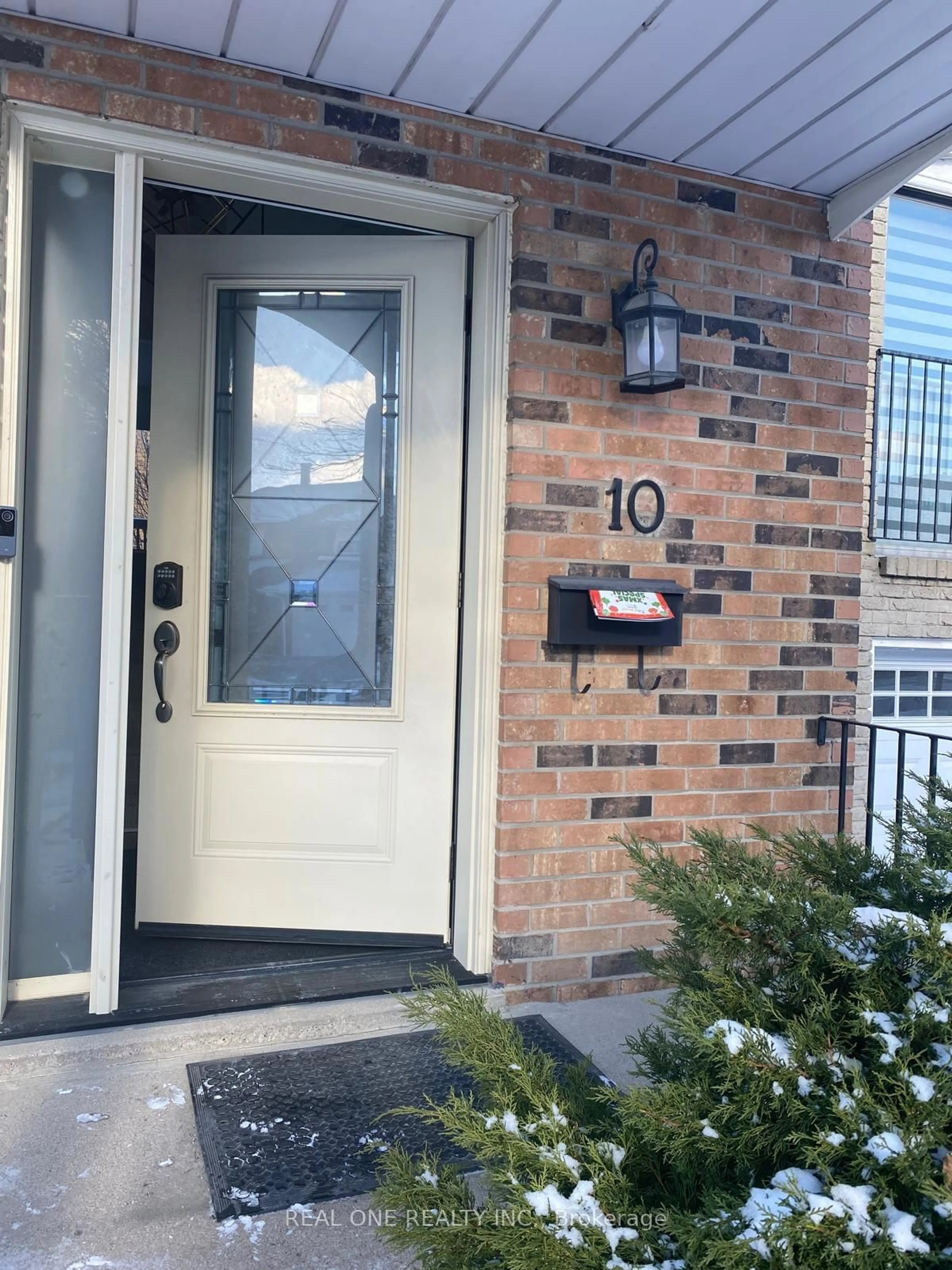 Indoor entryway for 10 Norbrook Cres, Toronto Ontario M9V 4P8