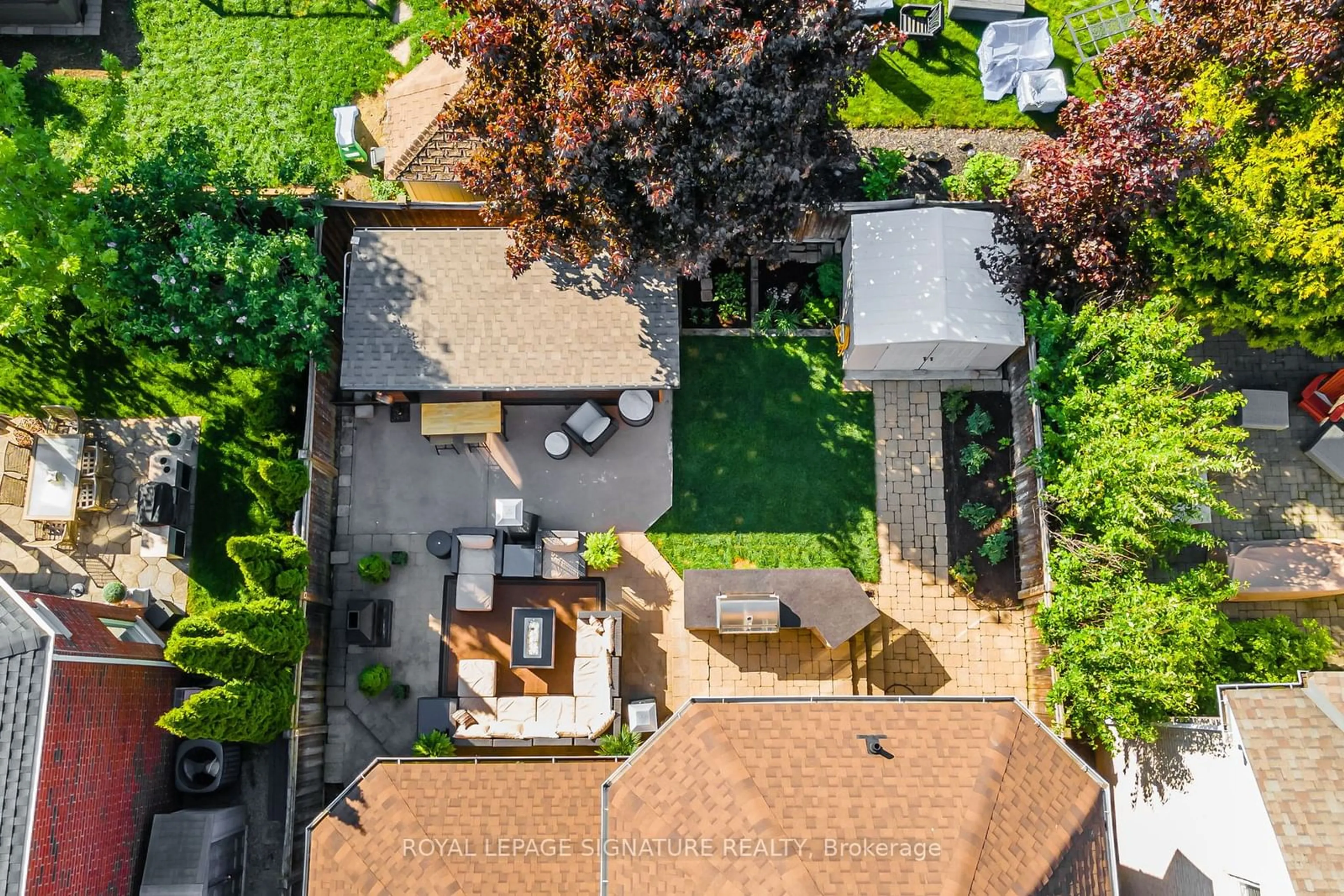 A pic from outside/outdoor area/front of a property/back of a property/a pic from drone, street for 58 Stonebrook Cres, Halton Hills Ontario L7G 6E5