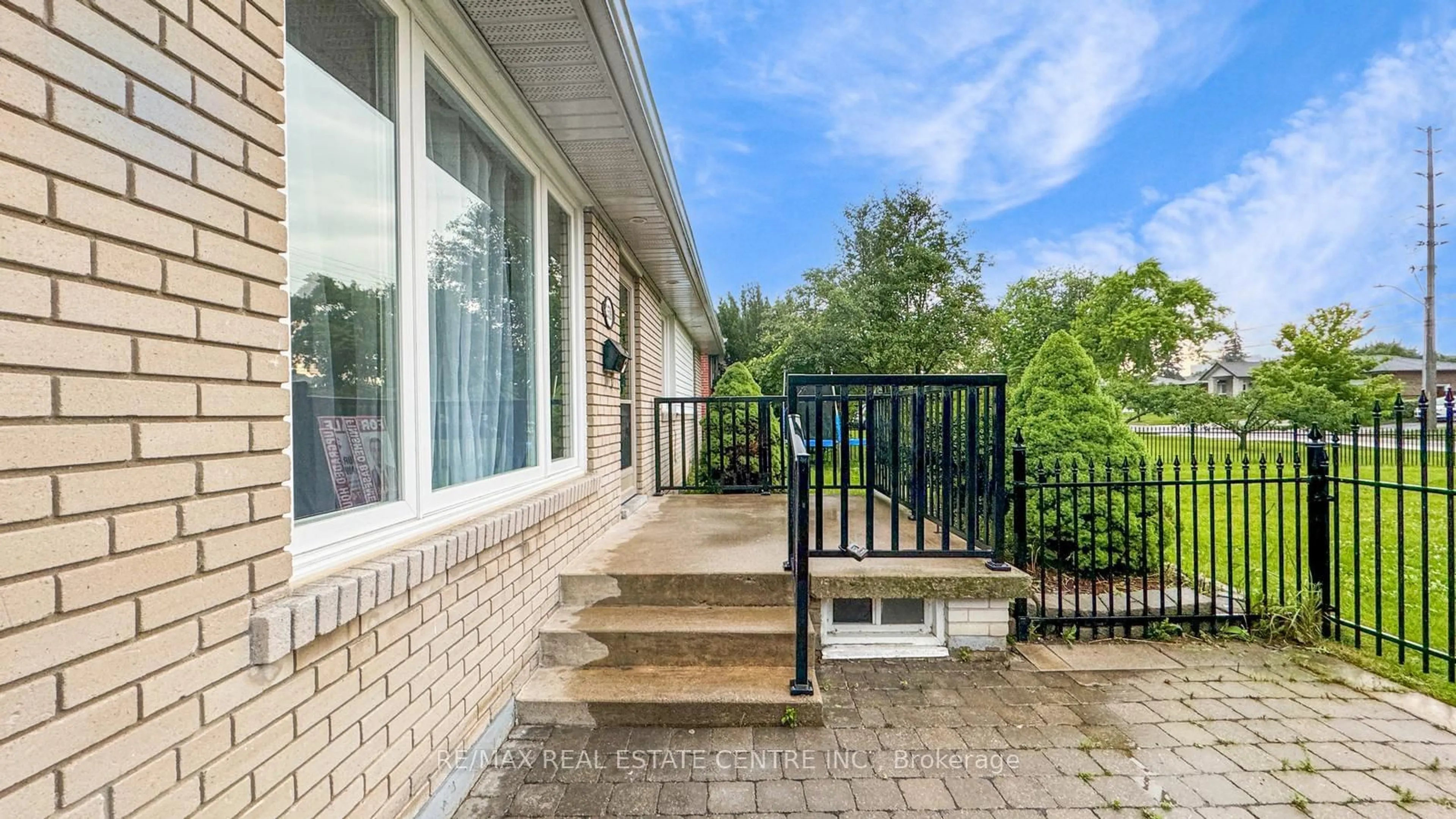 Patio, street for 2518 Stillmeadow Rd, Mississauga Ontario L5B 1X7