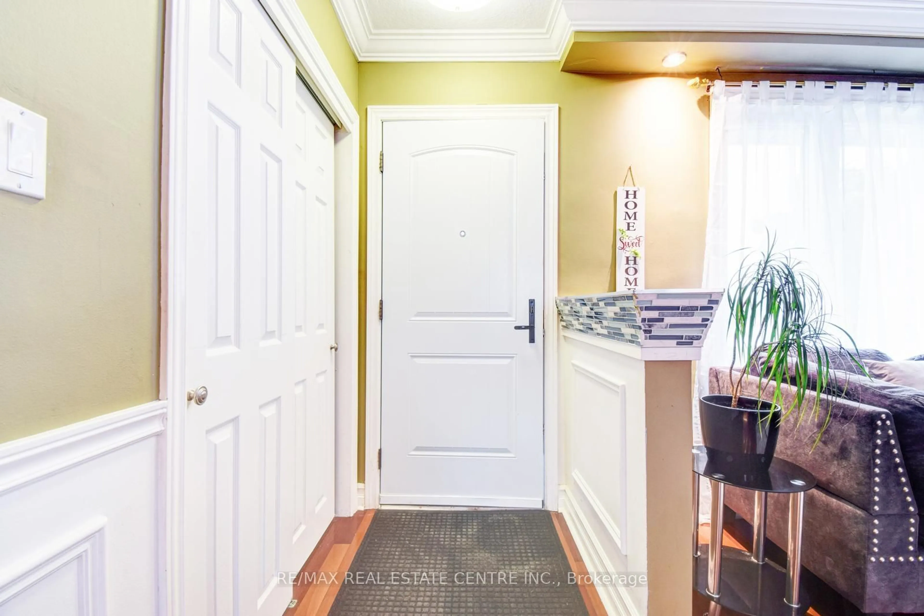 Indoor entryway for 2518 Stillmeadow Rd, Mississauga Ontario L5B 1X7
