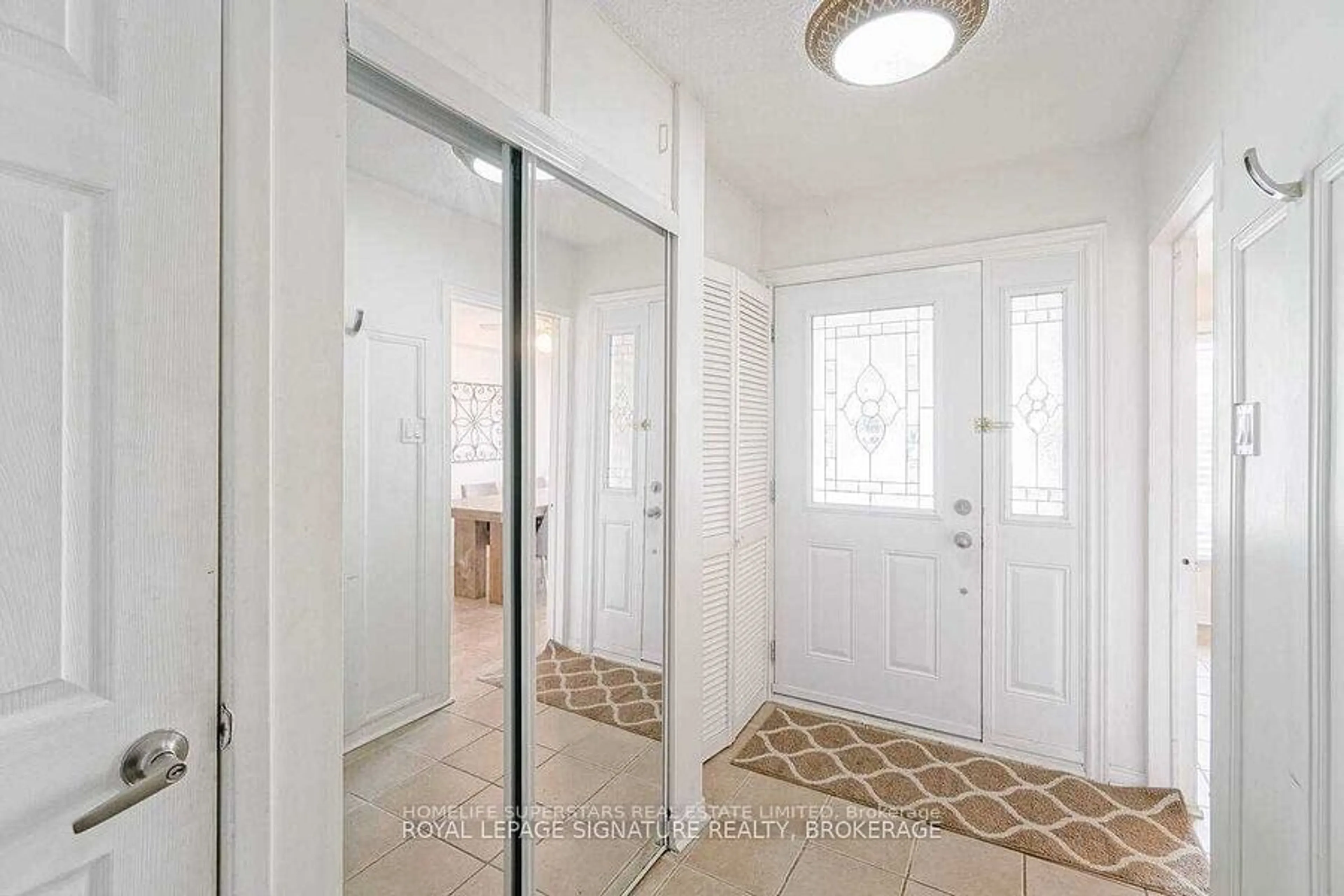 Indoor entryway for 8 Maraboo Crt, Brampton Ontario L6Z 1B4