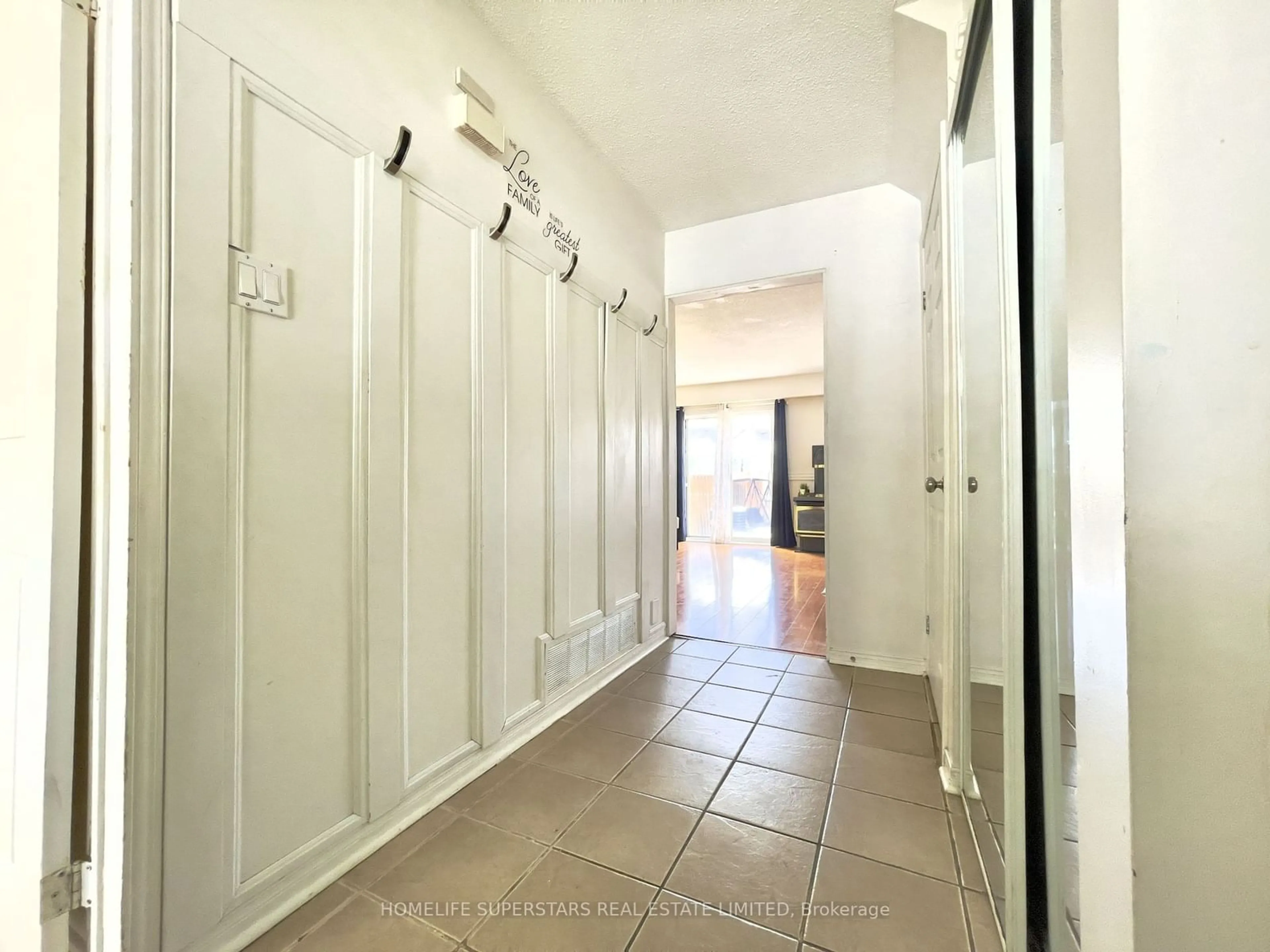 Indoor entryway for 8 Maraboo Crt, Brampton Ontario L6Z 1B4