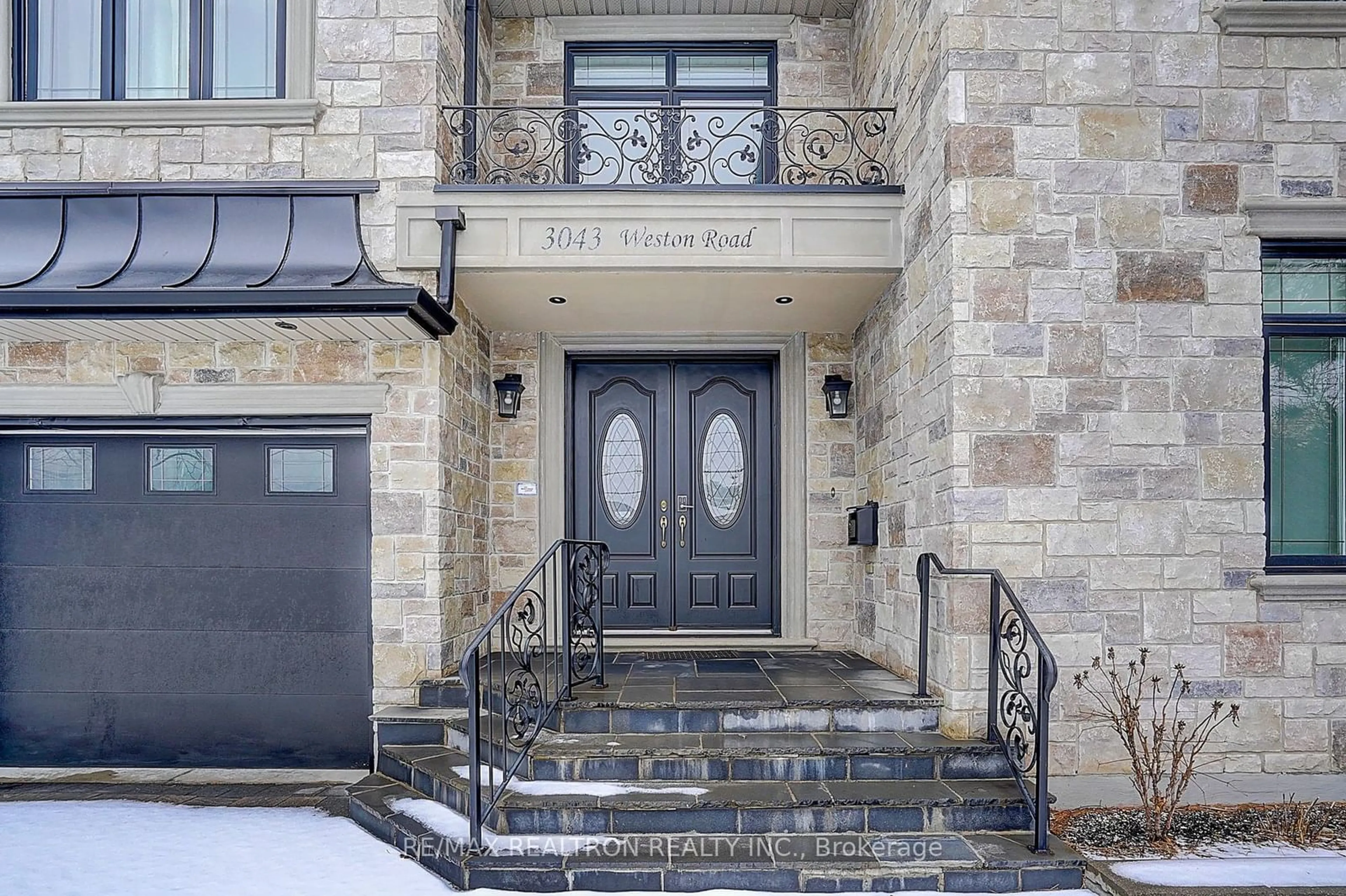 Indoor entryway for 3043 Weston Rd, Toronto Ontario M9M 2T1