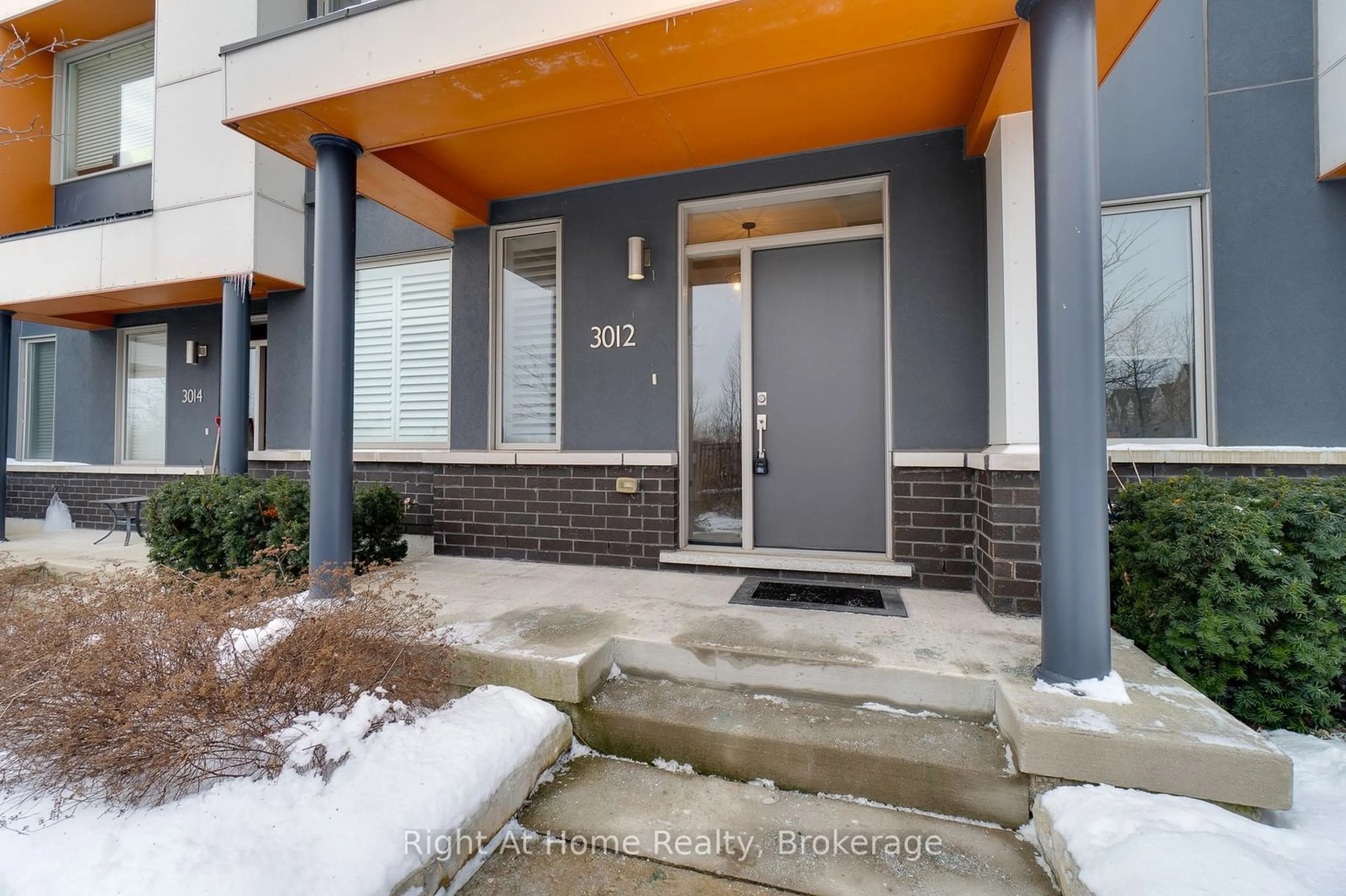 Indoor entryway for 3012 CREEKSHORE COMMON, Oakville Ontario L6M 0Y6