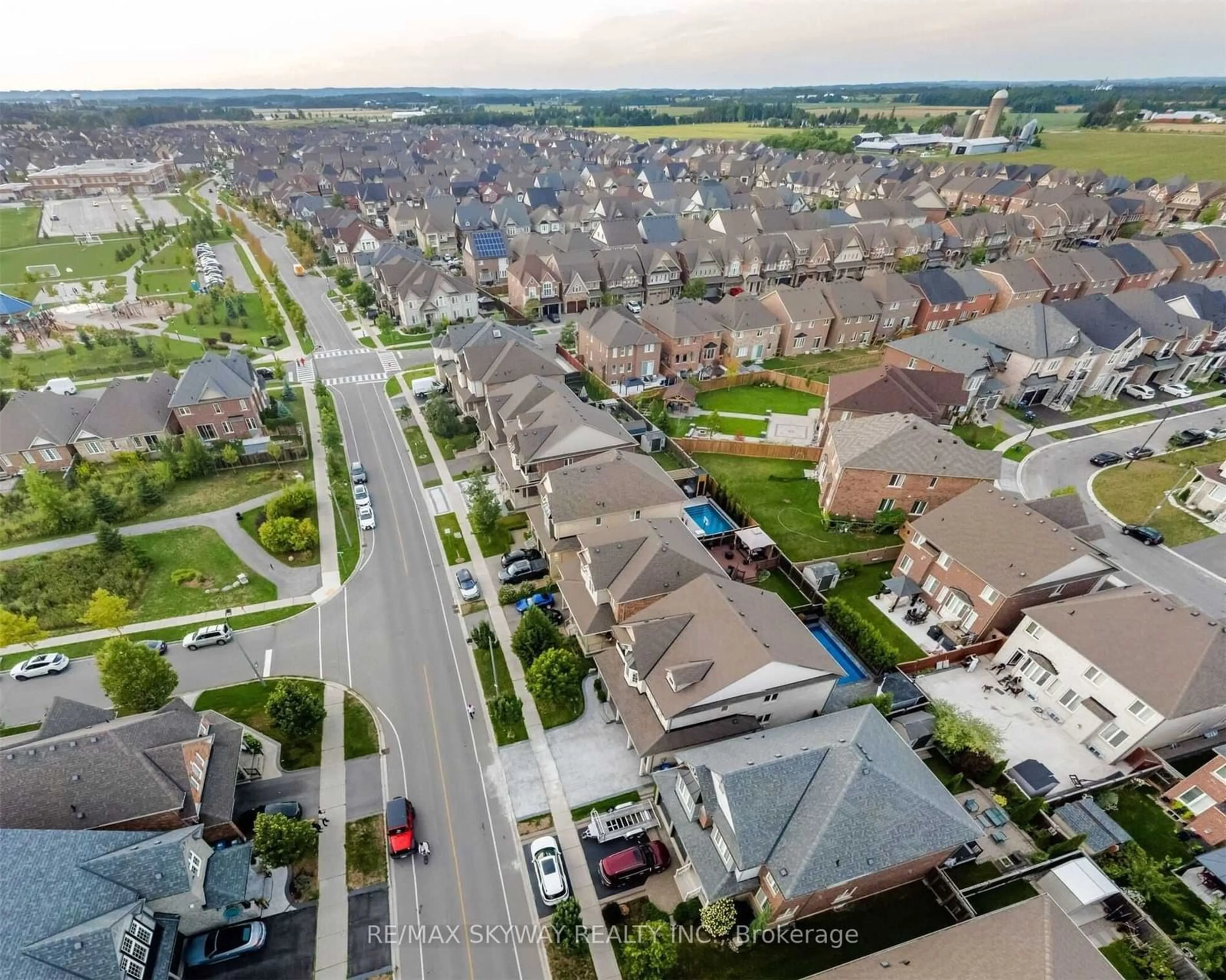 A pic from outside/outdoor area/front of a property/back of a property/a pic from drone, street for 51 Learmont Ave, Caledon Ontario L7C 3N3