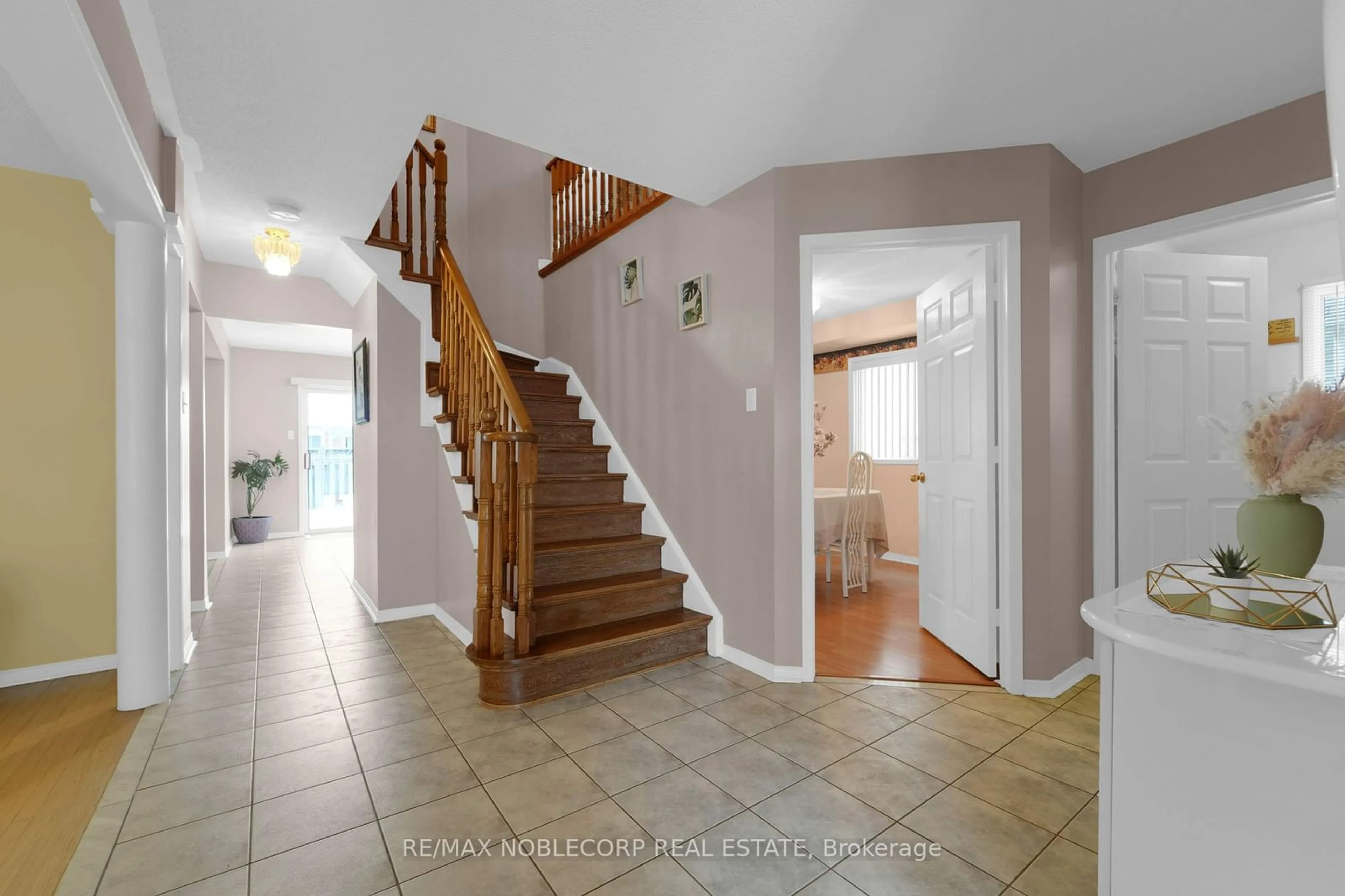 Indoor foyer for 75 Red Maple Dr, Brampton Ontario L6X 4M1