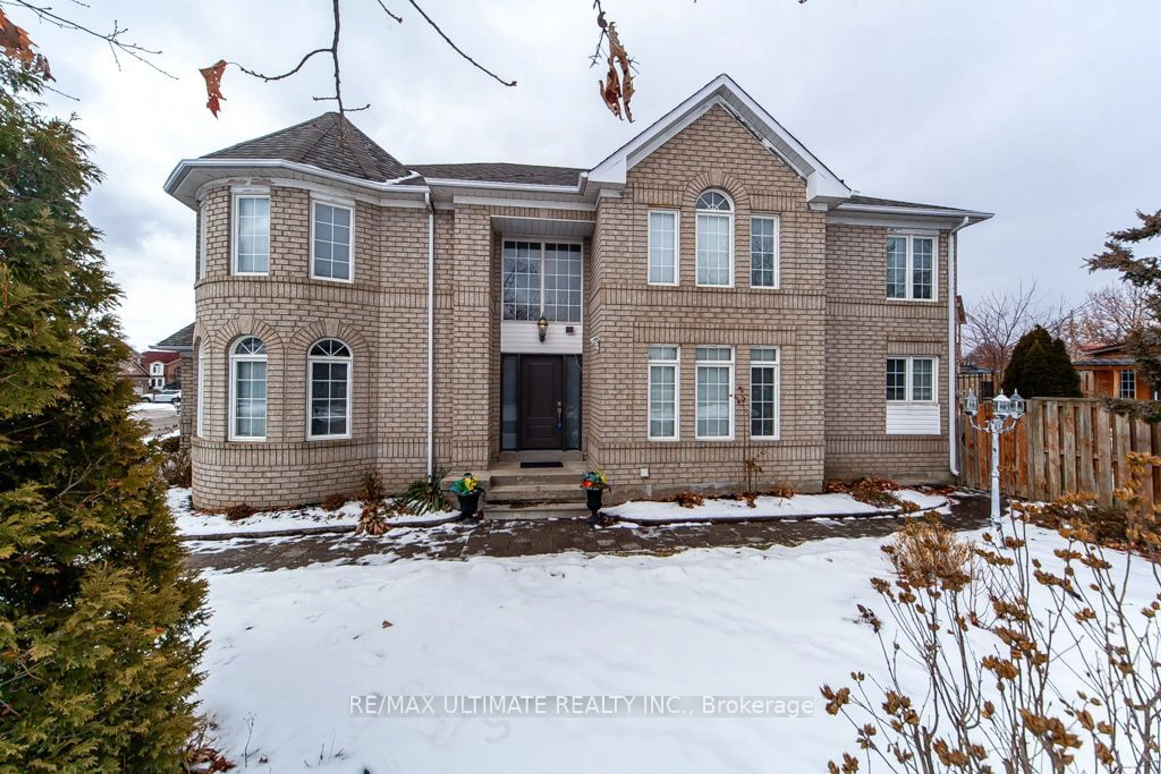 Home with brick exterior material, building for 5523 Loon Lake Ave, Mississauga Ontario L5V 2J5