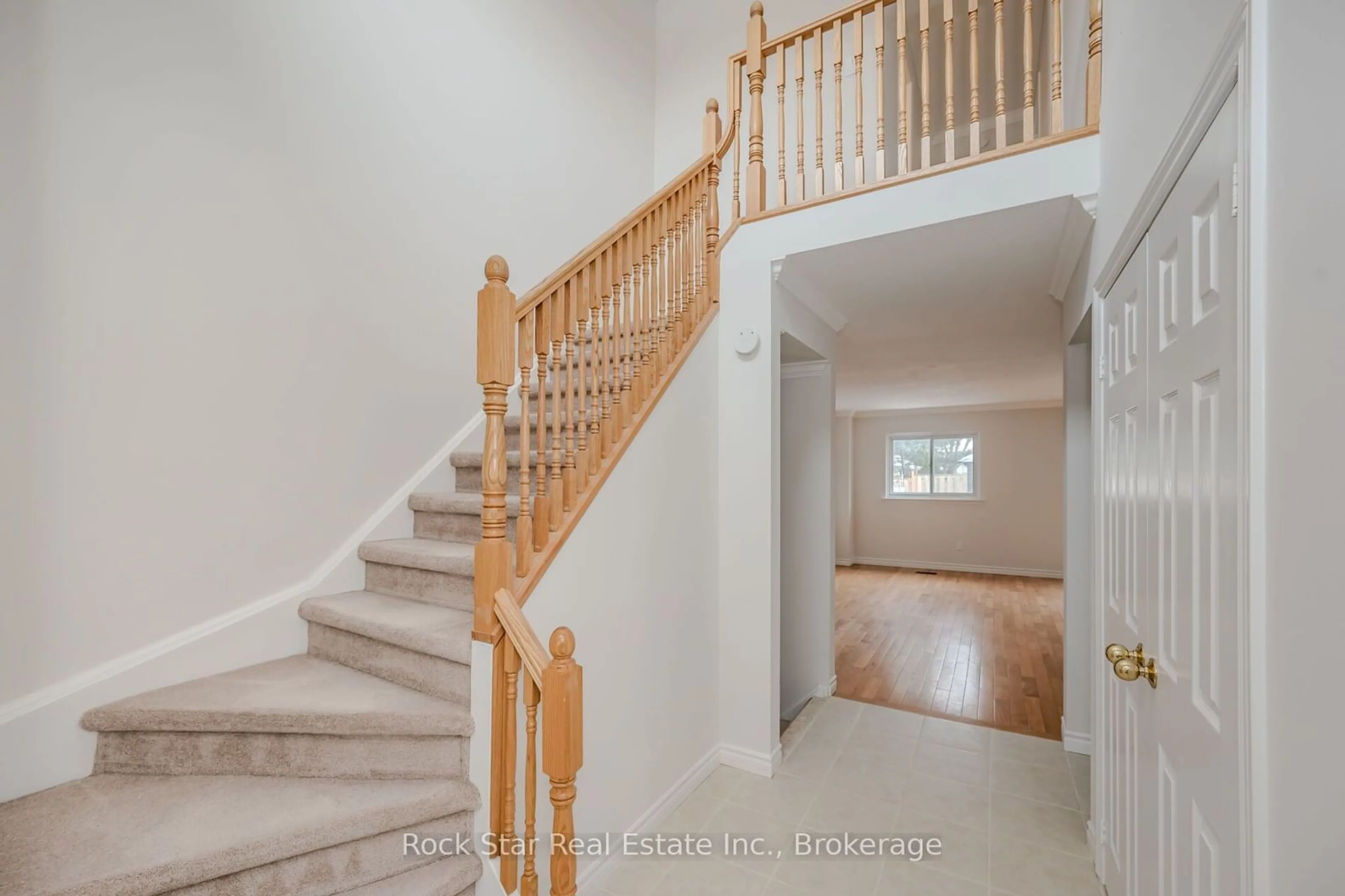 Stairs for 2700 Battleford Rd #5, Mississauga Ontario L5N 2S7