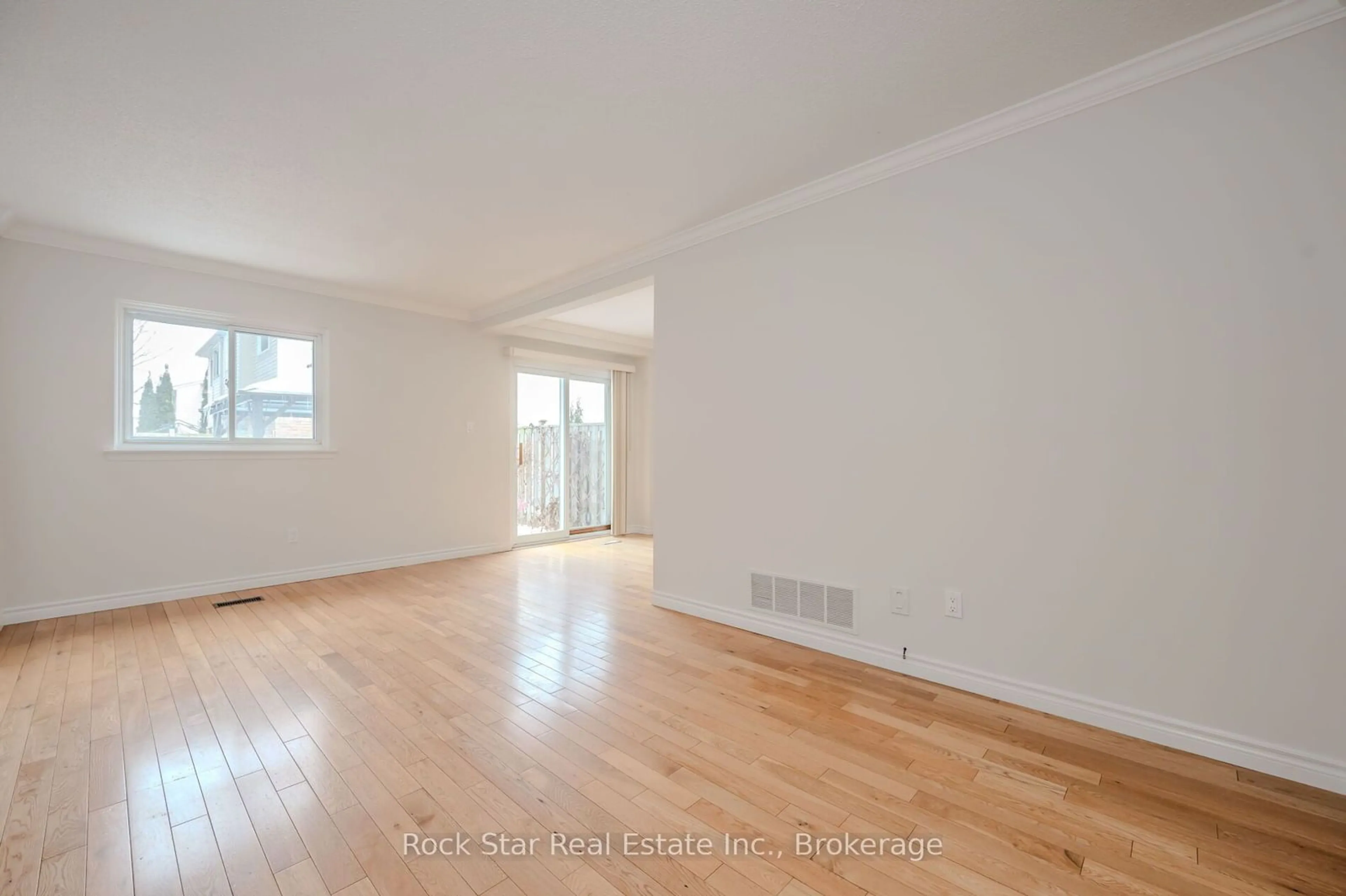 A pic of a room for 2700 Battleford Rd #5, Mississauga Ontario L5N 2S7