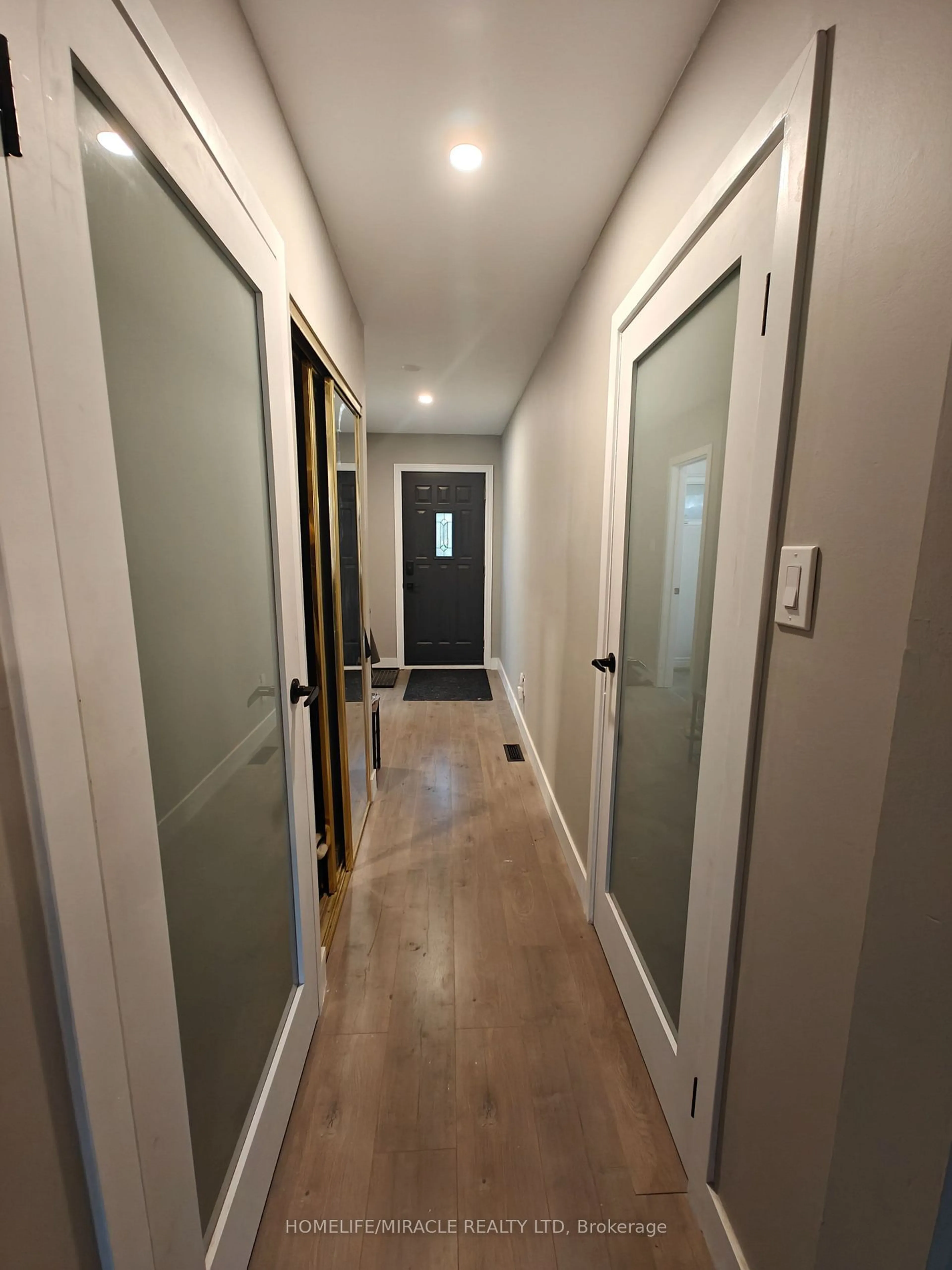 Indoor entryway for 5279 Banting Crt, Burlington Ontario L7L 2Z4