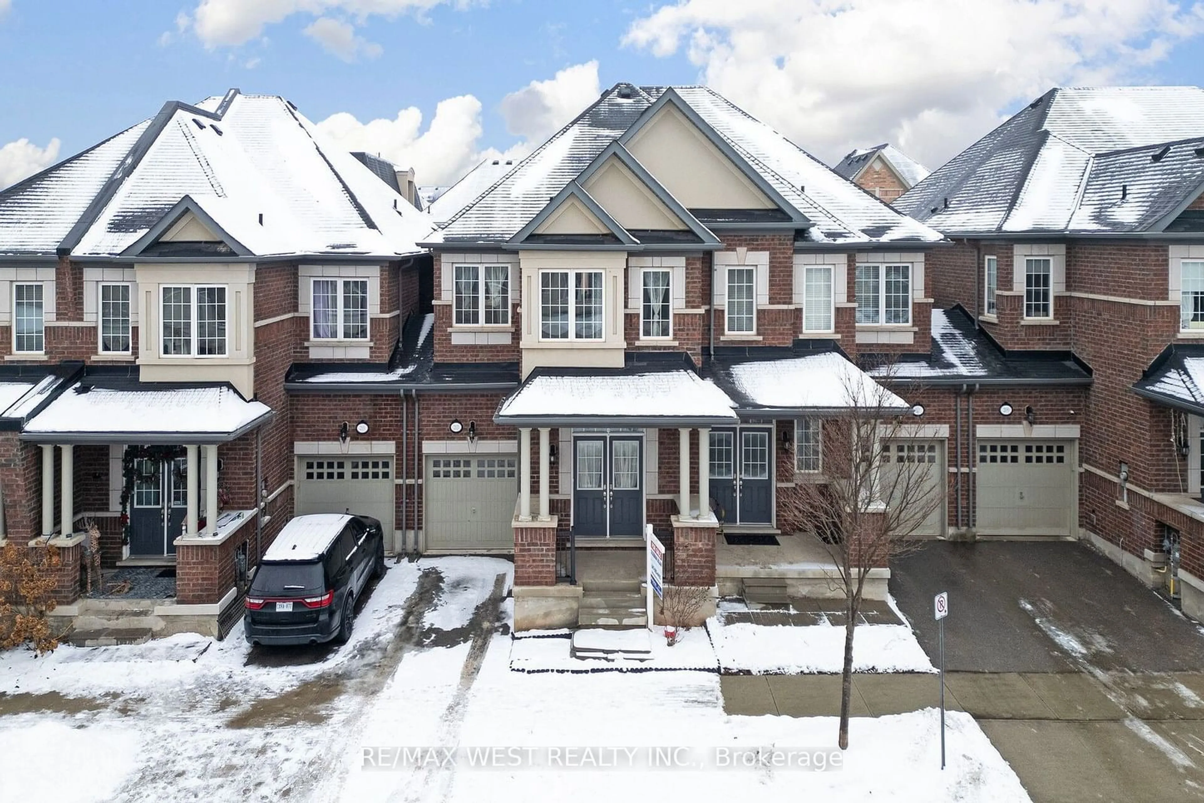 A pic from outside/outdoor area/front of a property/back of a property/a pic from drone, street for 213 Sarah Cline Dr, Oakville Ontario L6M 0T8