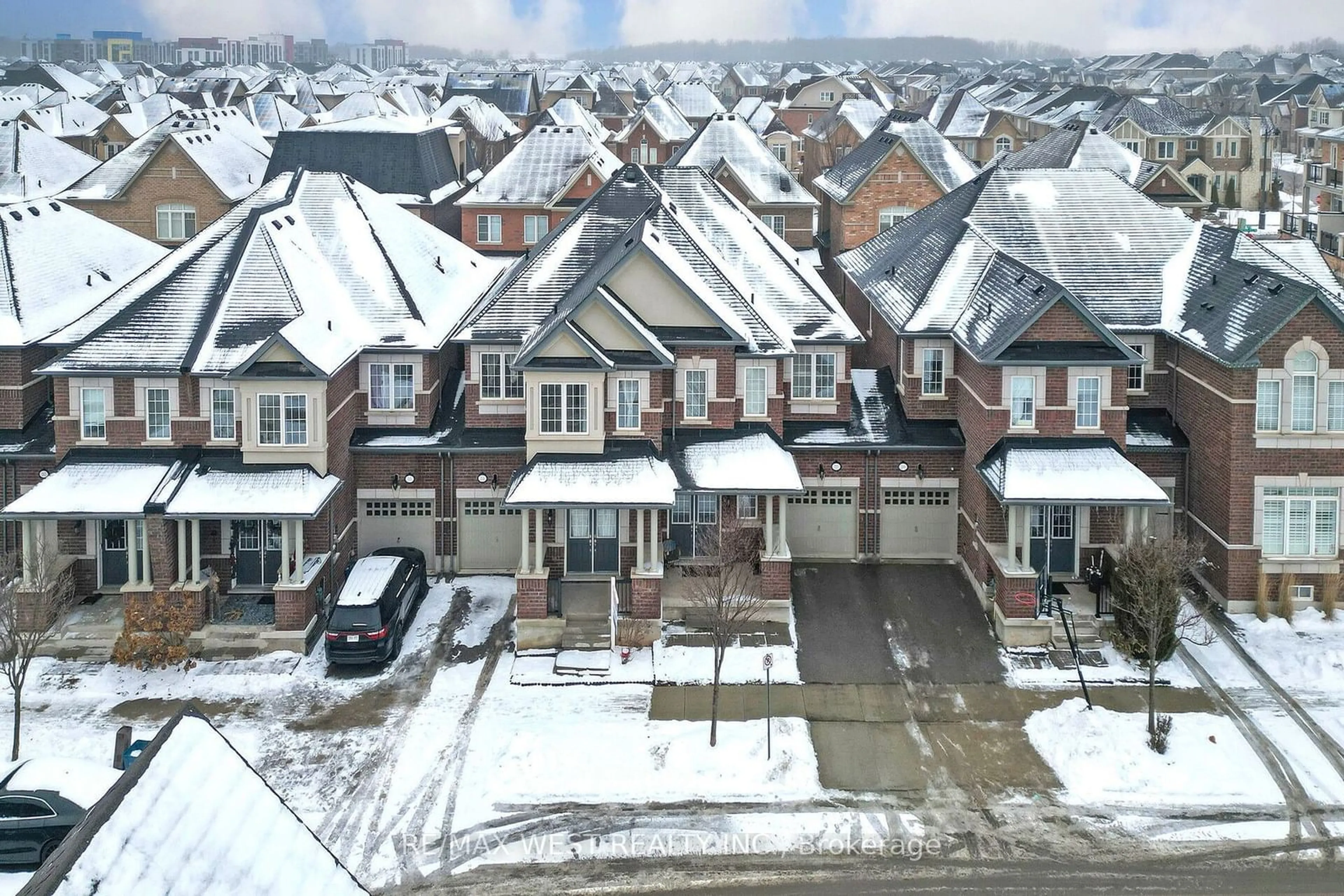 A pic from outside/outdoor area/front of a property/back of a property/a pic from drone, street for 213 Sarah Cline Dr, Oakville Ontario L6M 0T8