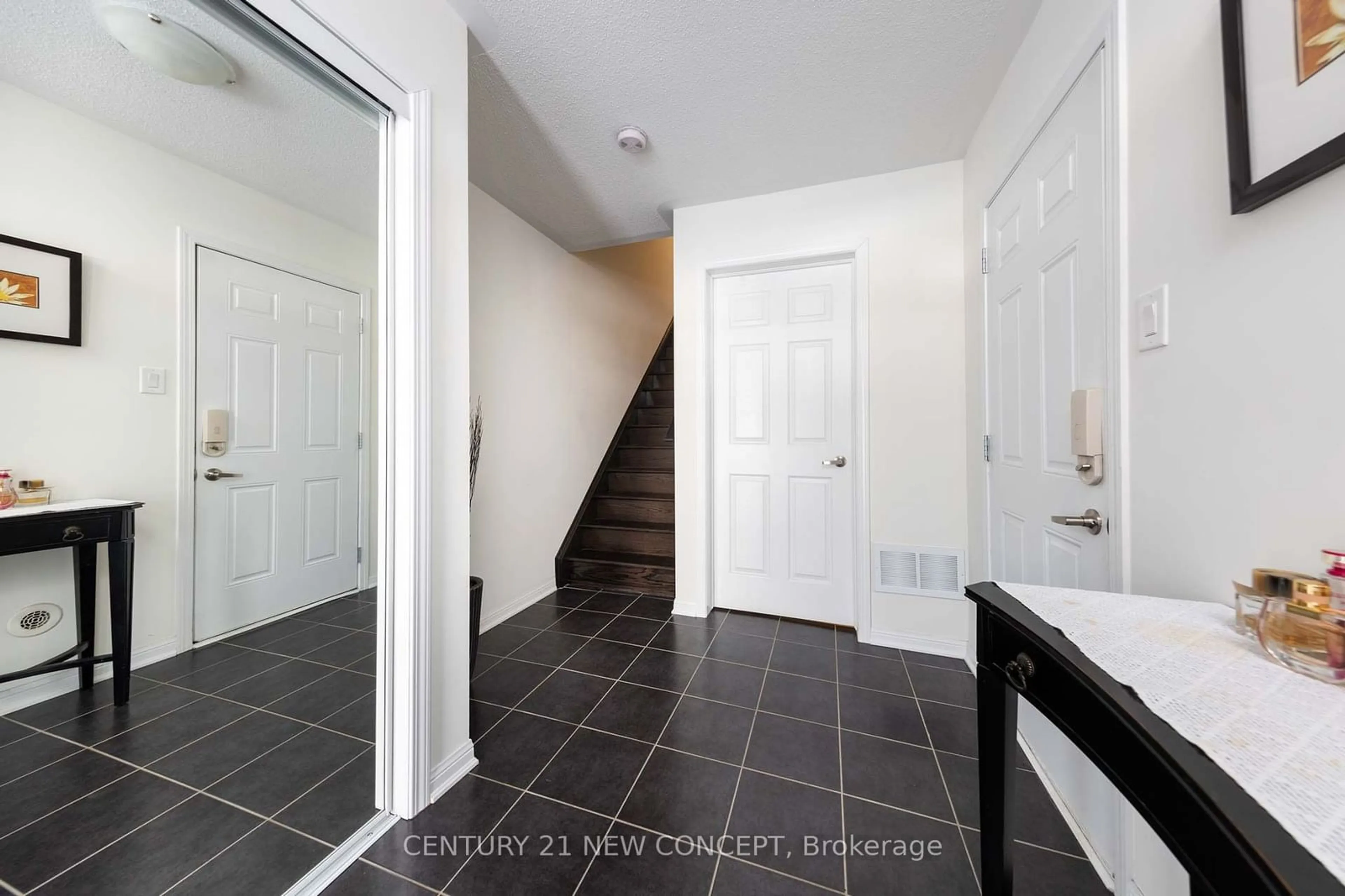 Indoor entryway for 890 Brassard Circ, Milton Ontario L9T 8E3