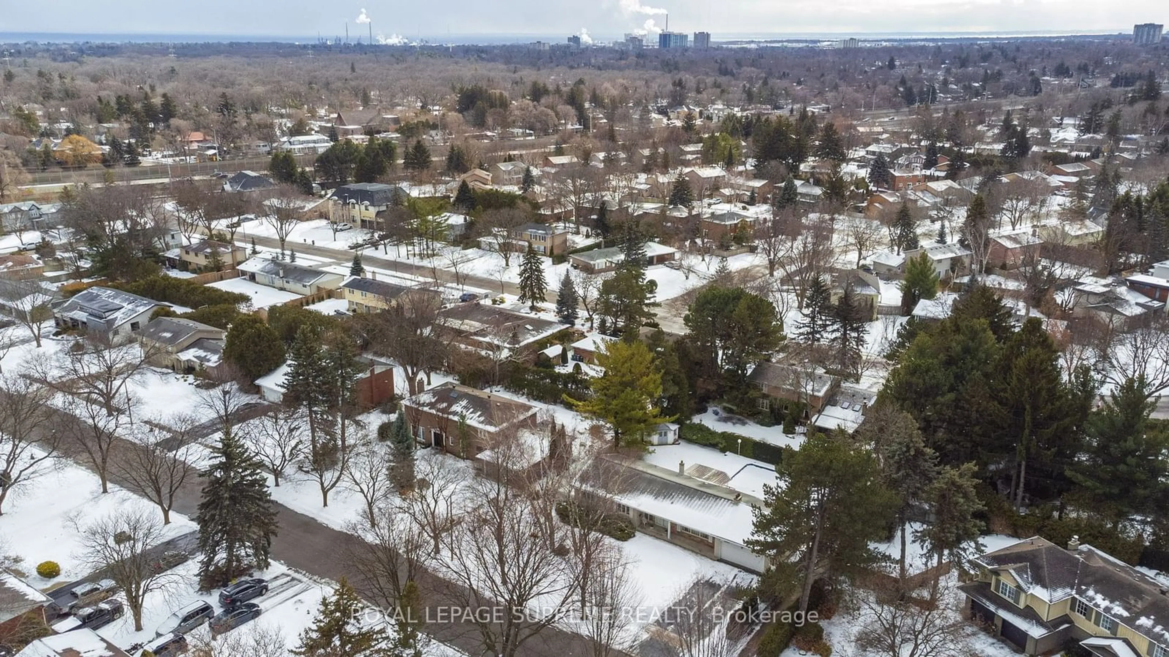 A pic from outside/outdoor area/front of a property/back of a property/a pic from drone, city buildings view from balcony for 2094 Obeck Cres, Mississauga Ontario L5H 3L7