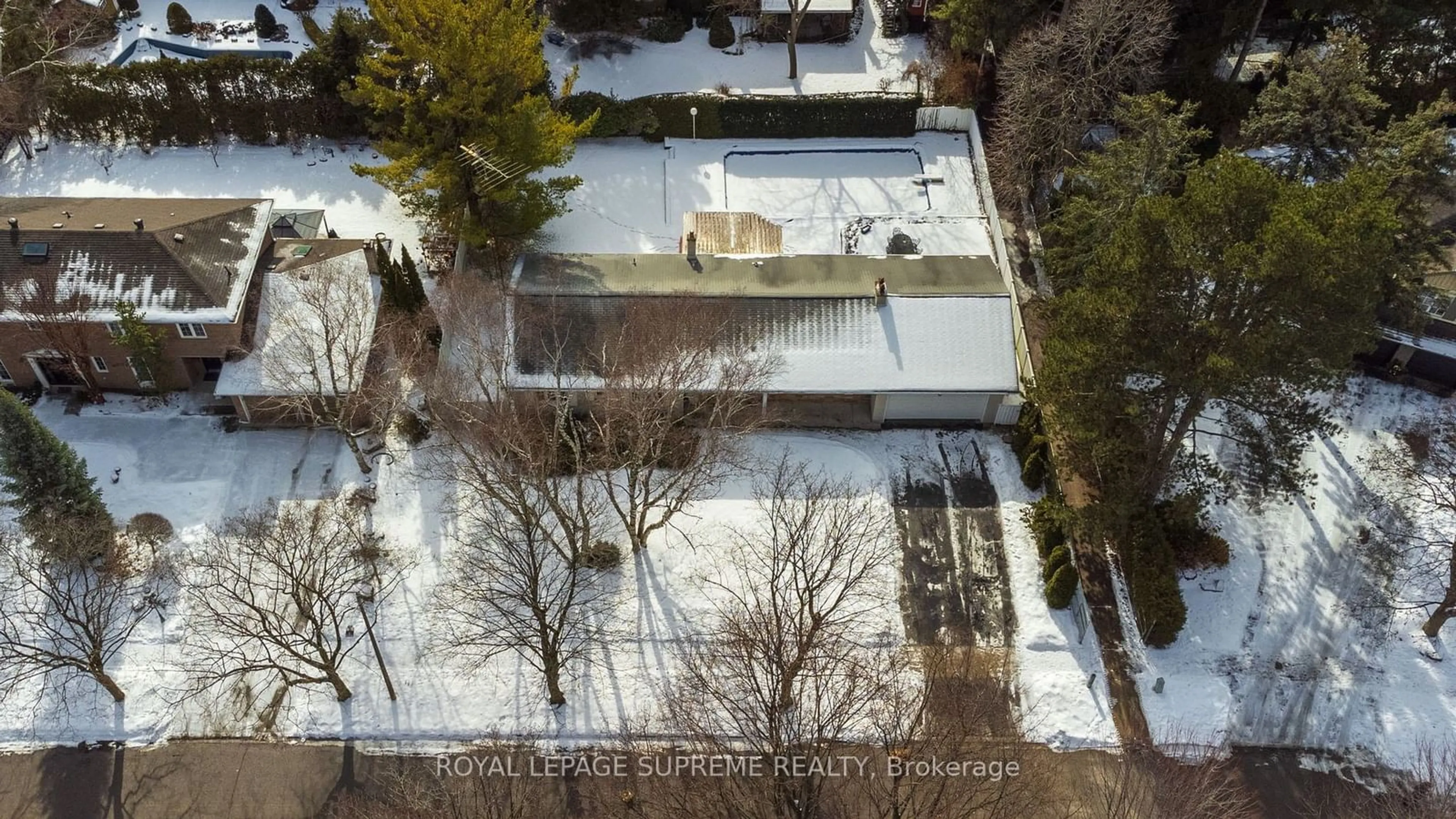 A pic from outside/outdoor area/front of a property/back of a property/a pic from drone, street for 2094 Obeck Cres, Mississauga Ontario L5H 3L7