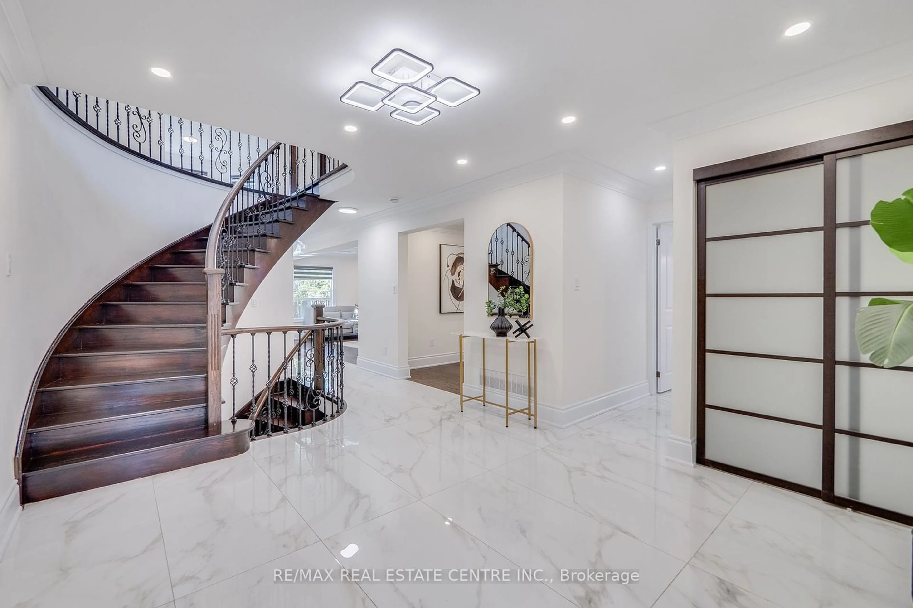 Indoor foyer for 1436 Stonecutter Dr, Oakville Ontario L6M 3C3