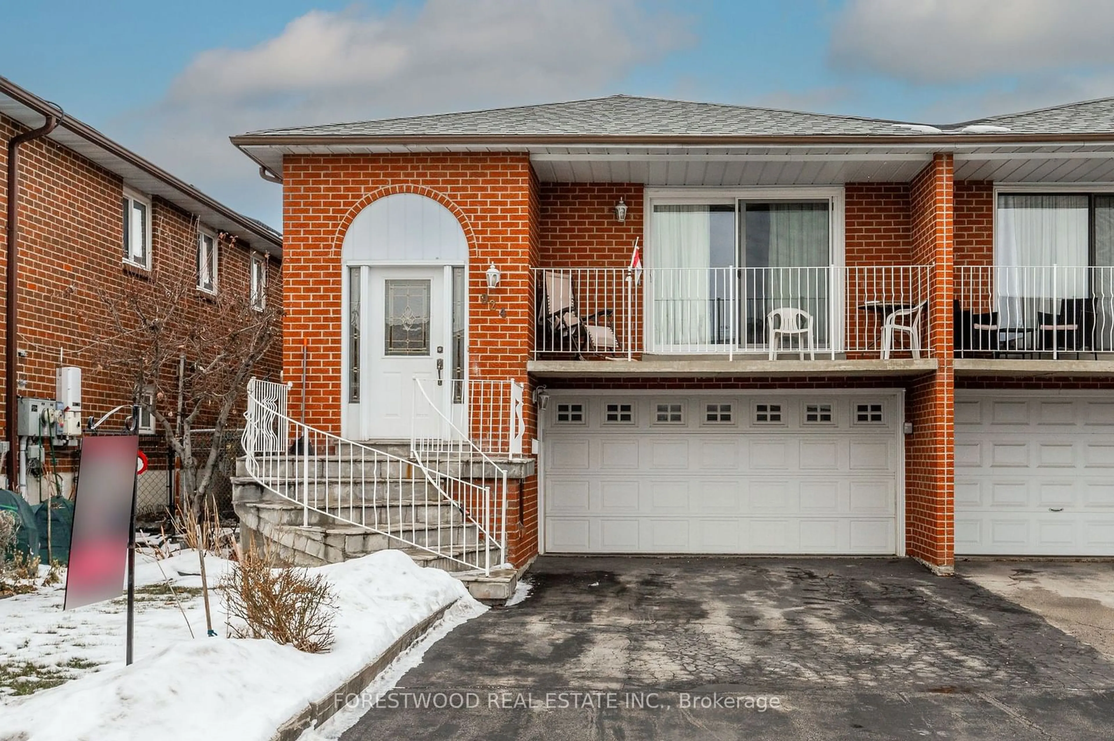 Home with brick exterior material, street for 924 Lovingston Cres, Mississauga Ontario L4W 3S7