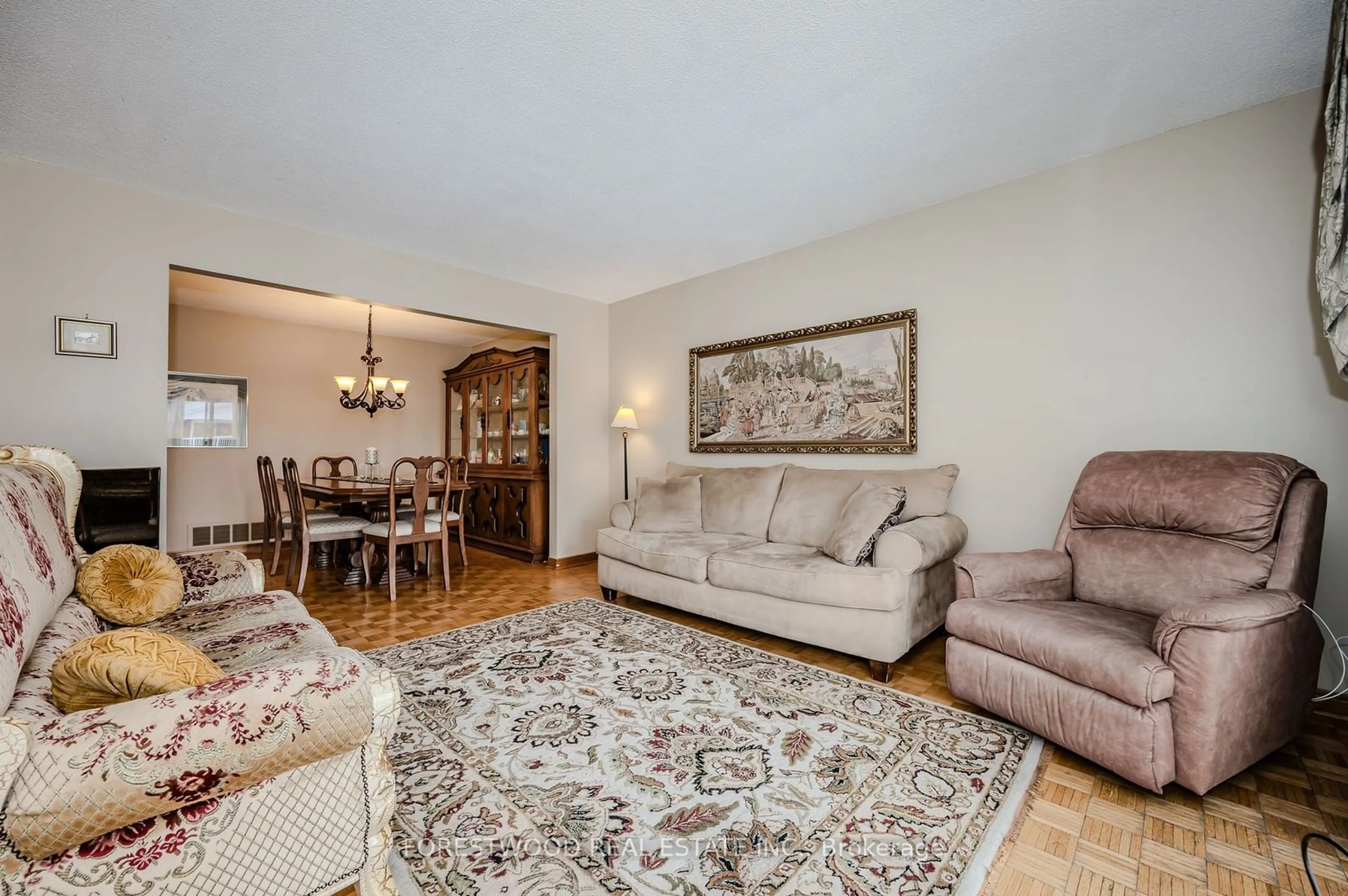 Living room with furniture, unknown for 924 Lovingston Cres, Mississauga Ontario L4W 3S7