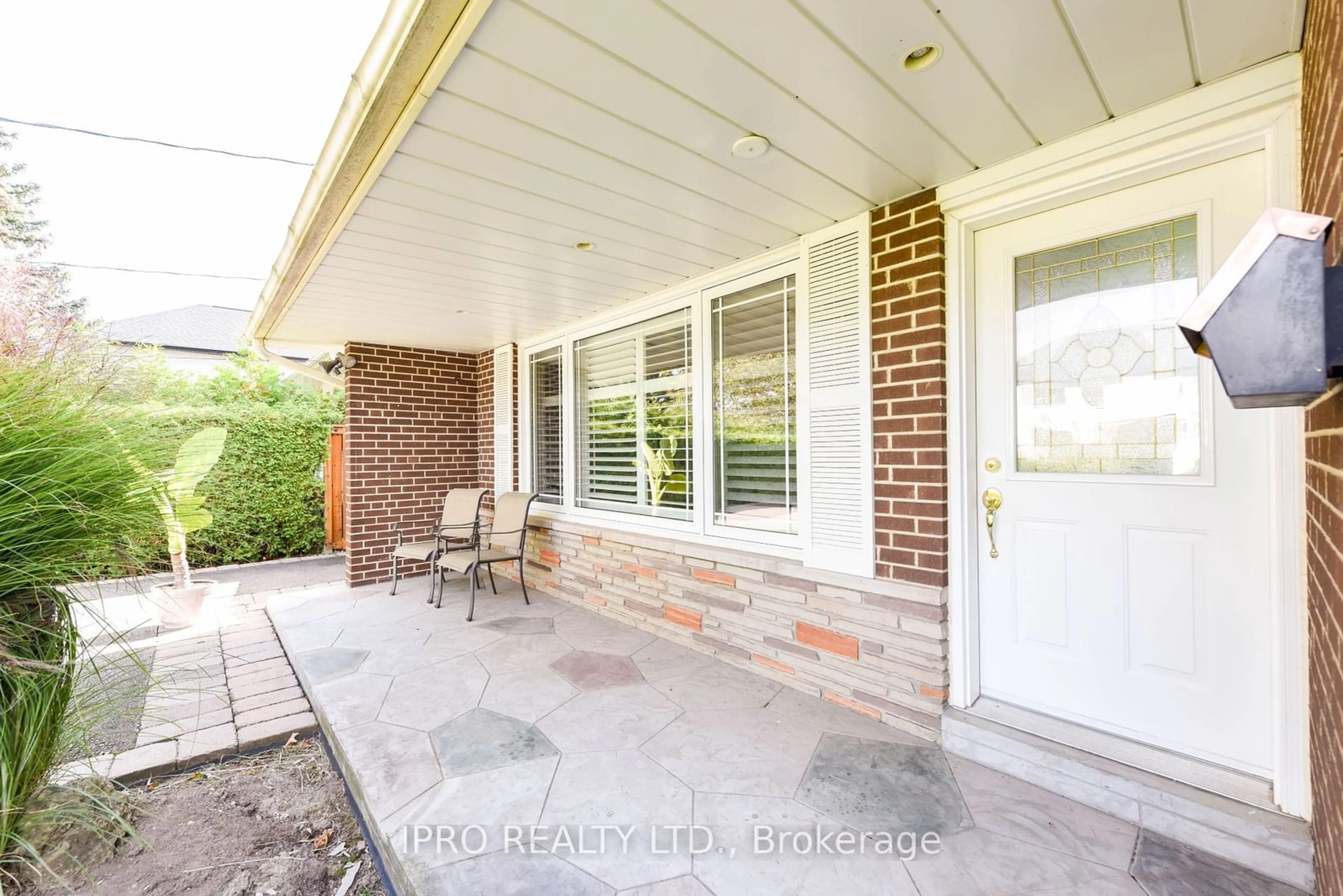 Home with brick exterior material, street for 404 Claircrest Ave, Mississauga Ontario L5A 1T6