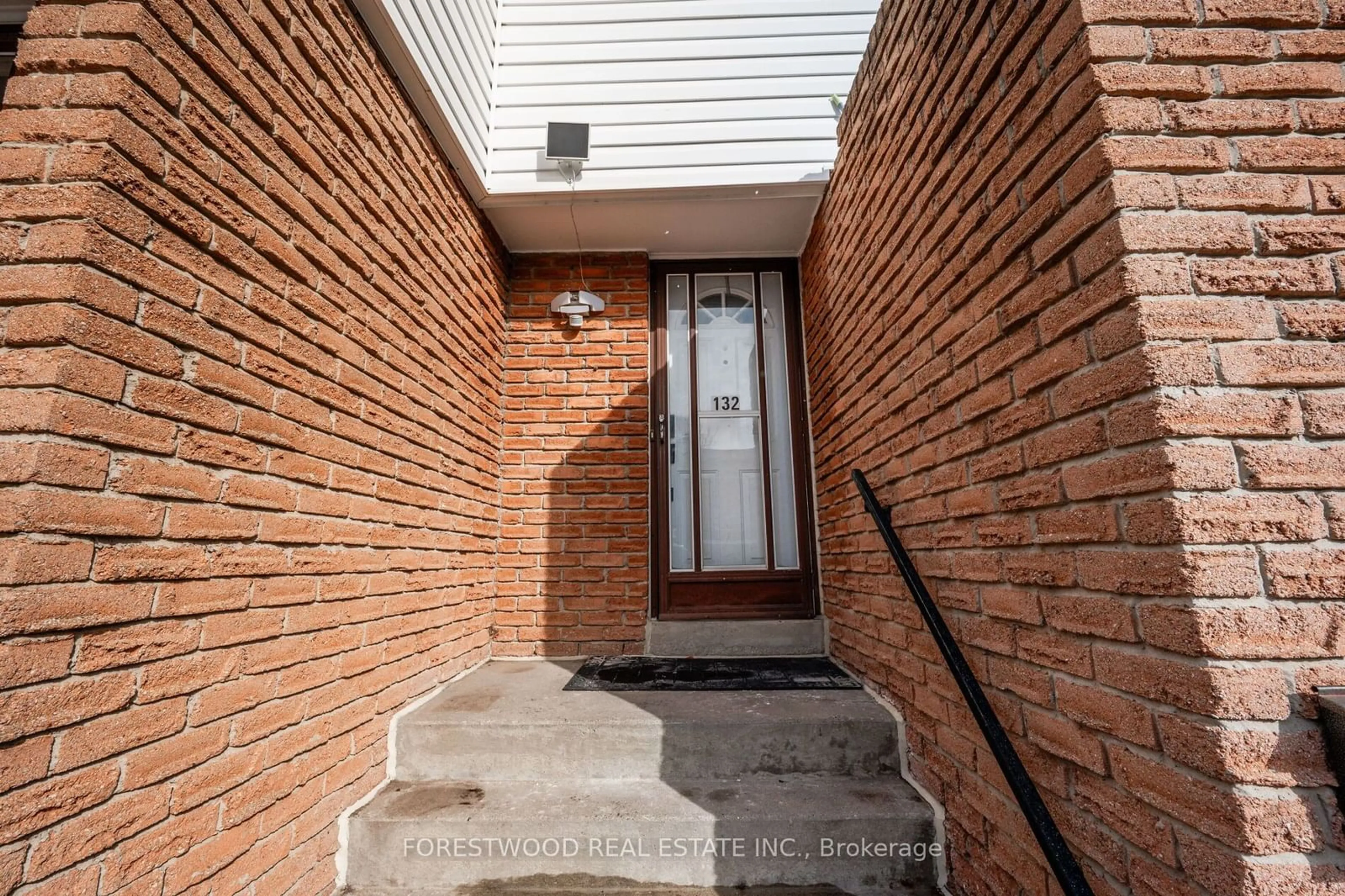 Indoor foyer for 1221 Dundix Rd #132, Mississauga Ontario L4Y 3Y9