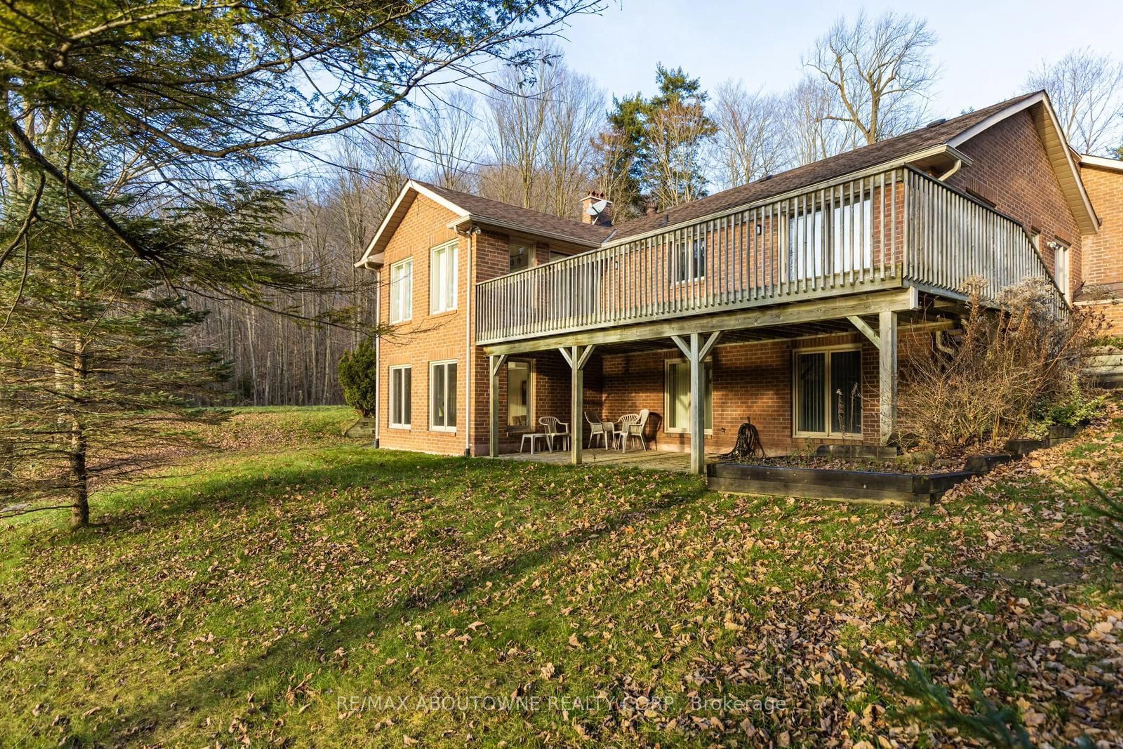 A pic from outside/outdoor area/front of a property/back of a property/a pic from drone, unknown for 22 Matson Dr, Caledon Ontario L7E 0A9