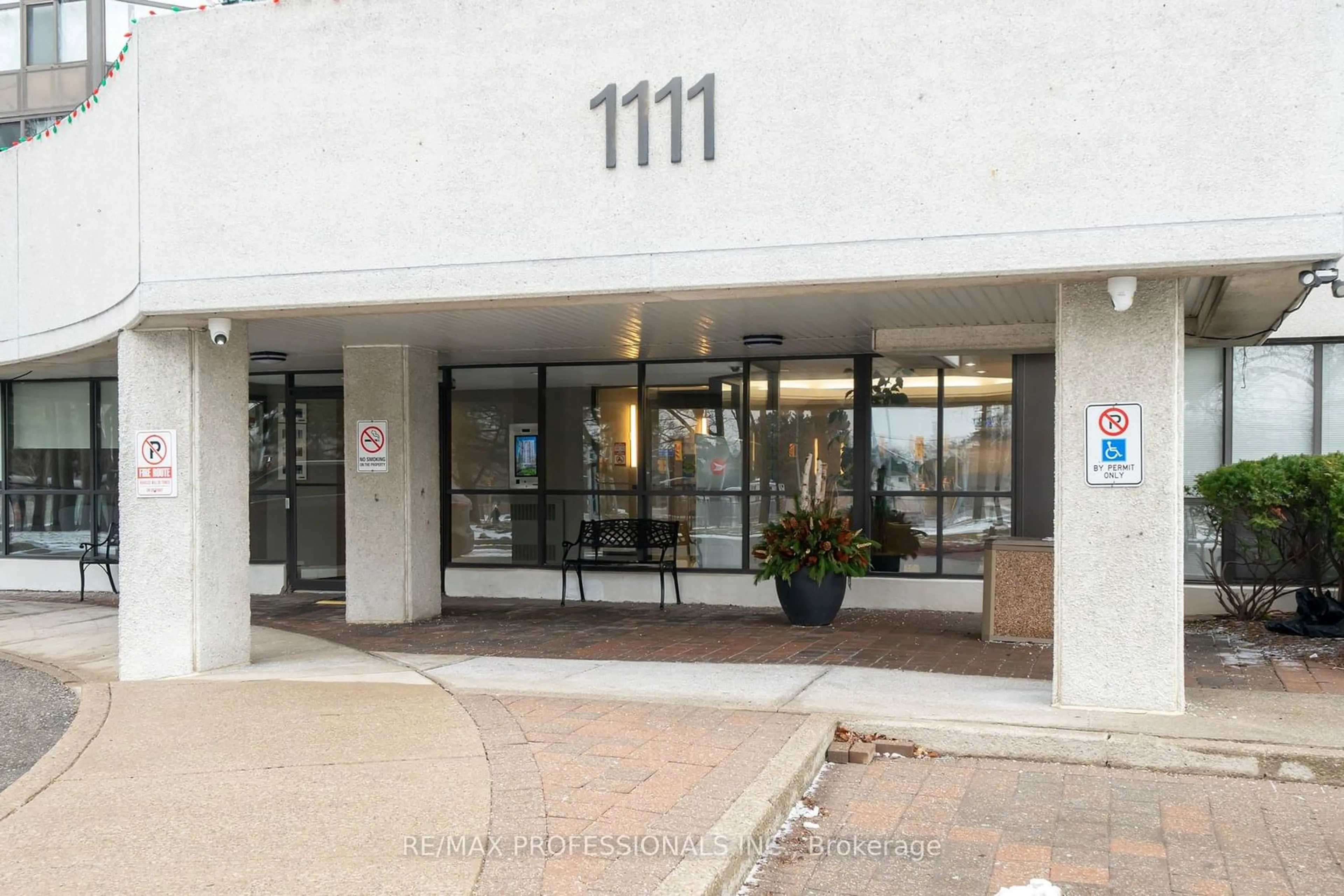 Indoor foyer for 1111 Bough Beeches Blvd #508, Mississauga Ontario L4W 4N1