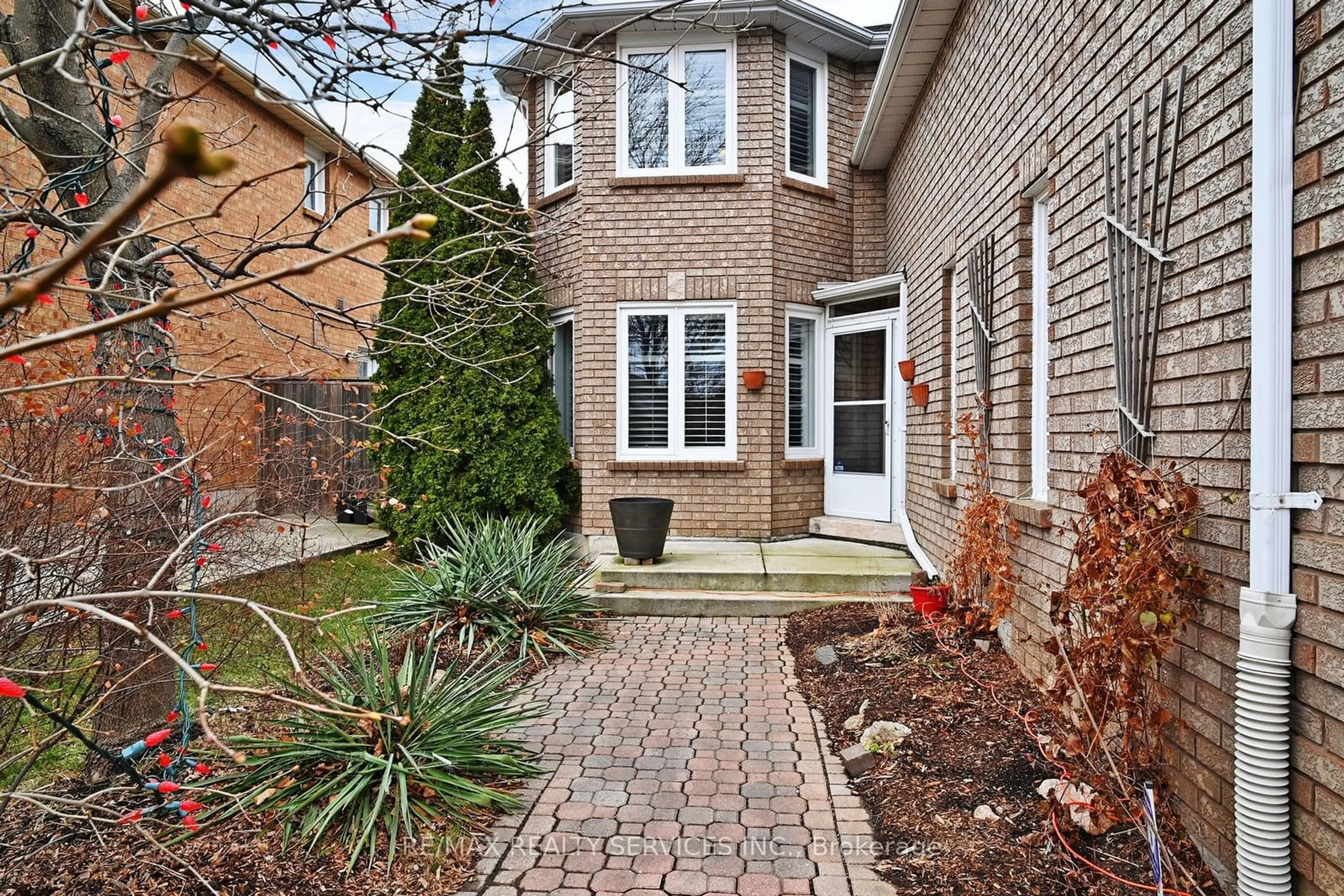 Home with brick exterior material, street for 6469 Osprey Blvd, Mississauga Ontario L5N 6E1