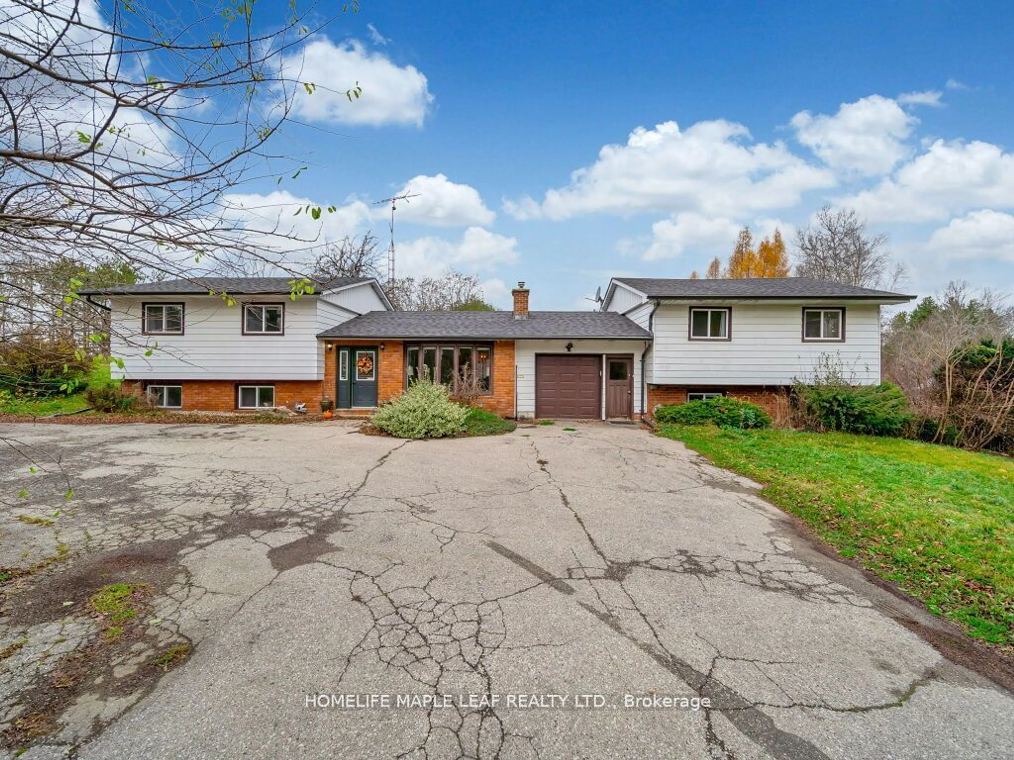 A pic from outside/outdoor area/front of a property/back of a property/a pic from drone, street for 2009 SIDEROAD 10, Milton Ontario L0P 1J0