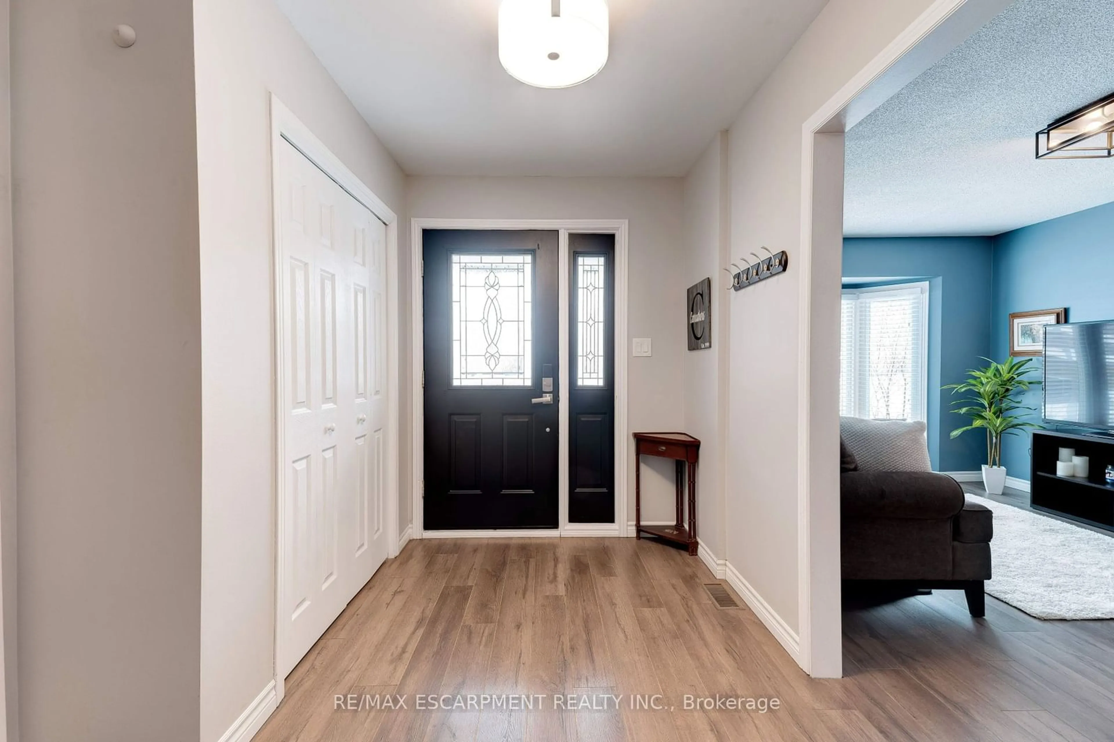 Indoor entryway for 3436 BRISTOL Dr, Burlington Ontario L7M 1Z1