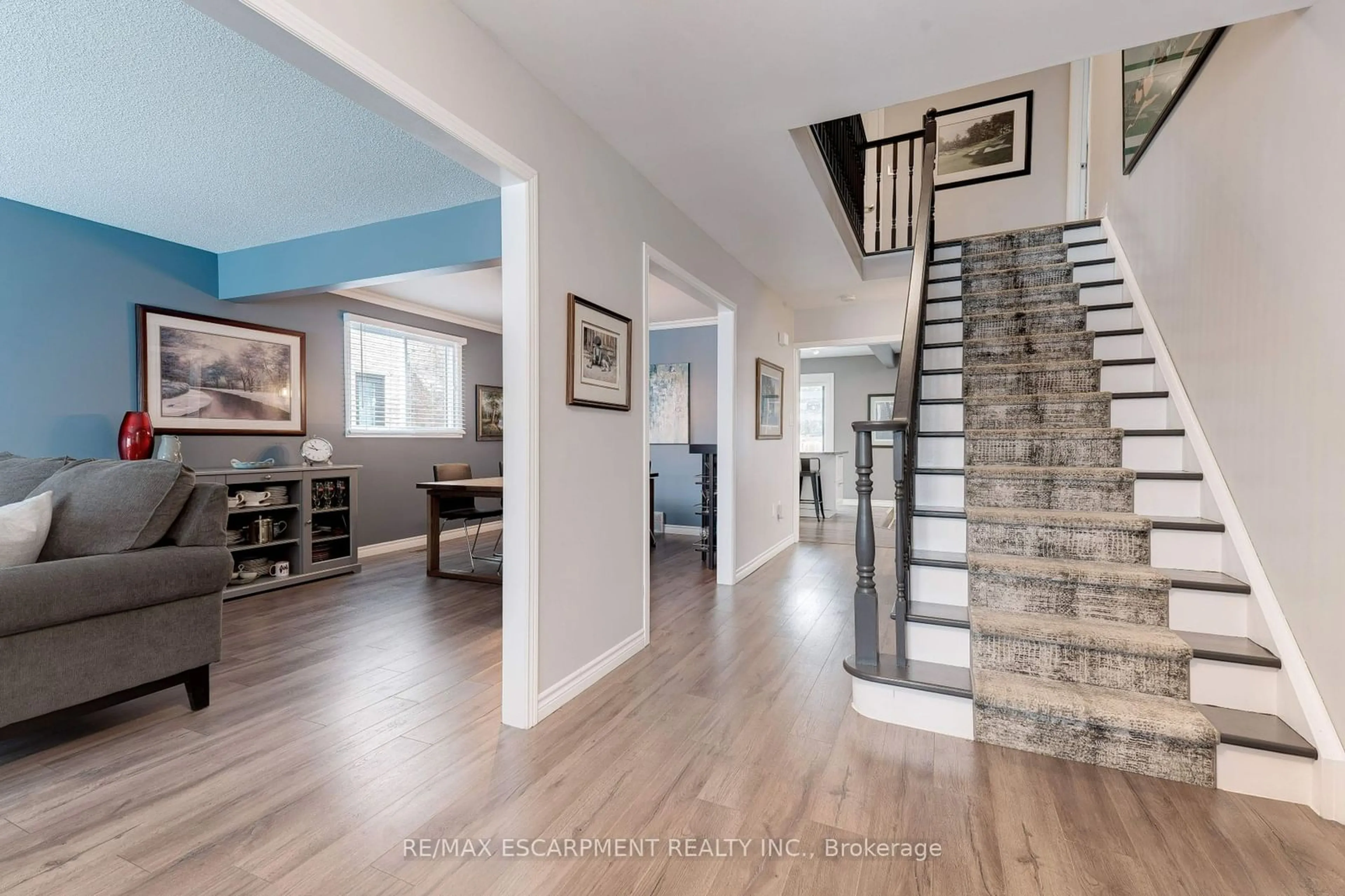 Indoor entryway for 3436 BRISTOL Dr, Burlington Ontario L7M 1Z1