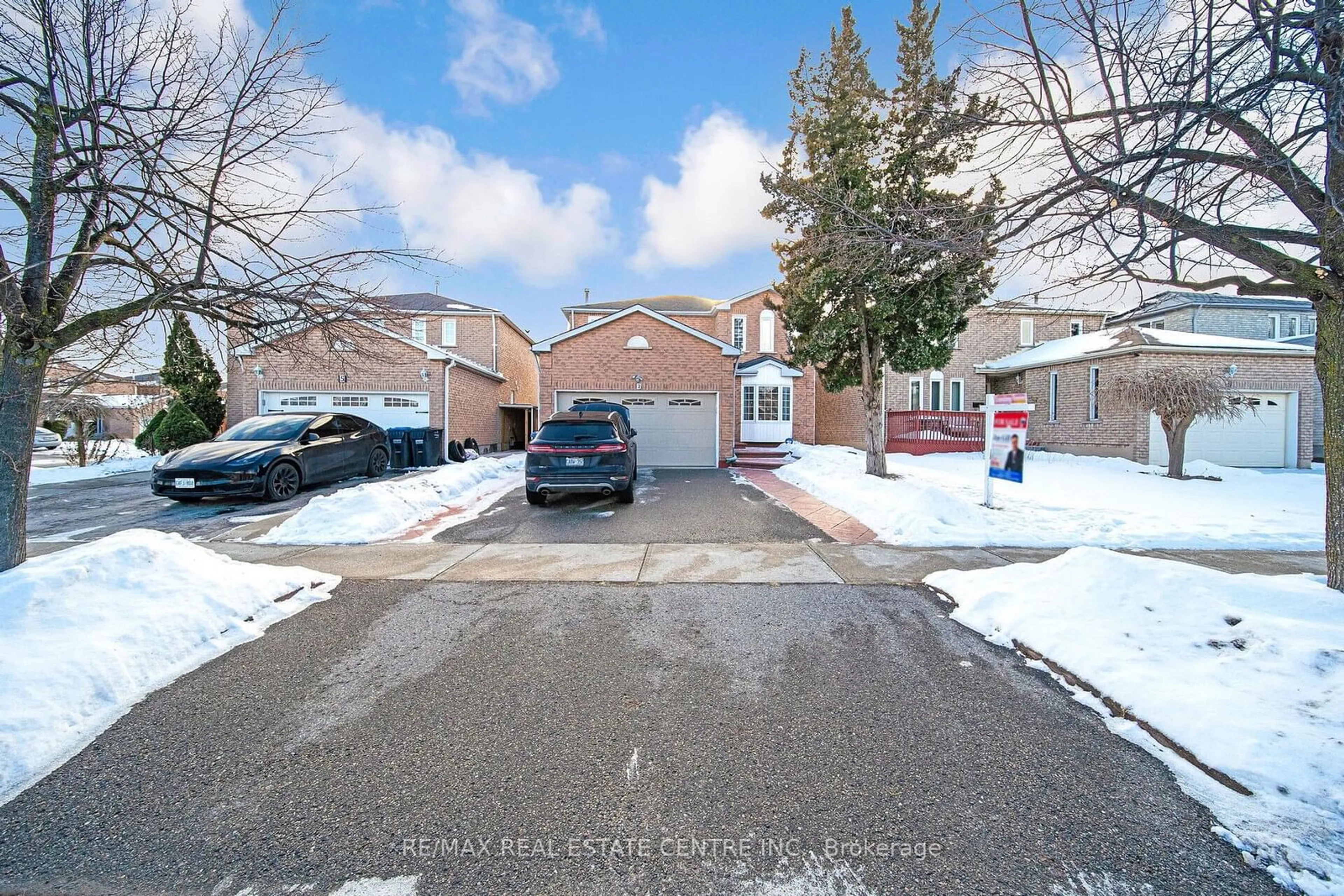 A pic from outside/outdoor area/front of a property/back of a property/a pic from drone, street for 7 Duggan Dr, Brampton Ontario L6Y 4K8