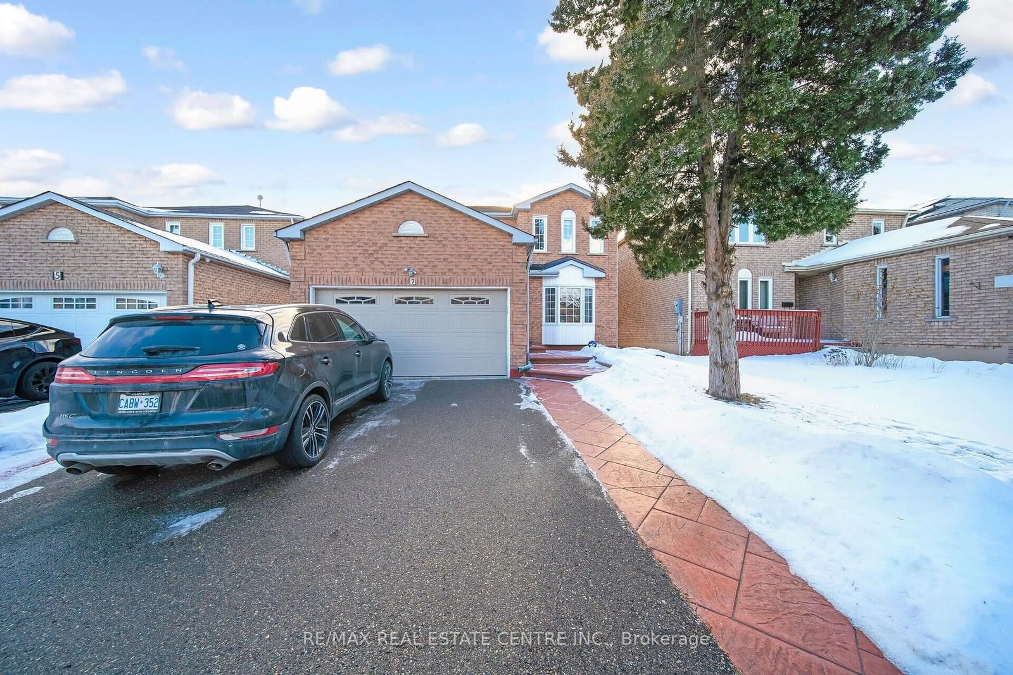 A pic from outside/outdoor area/front of a property/back of a property/a pic from drone, street for 7 Duggan Dr, Brampton Ontario L6Y 4K8