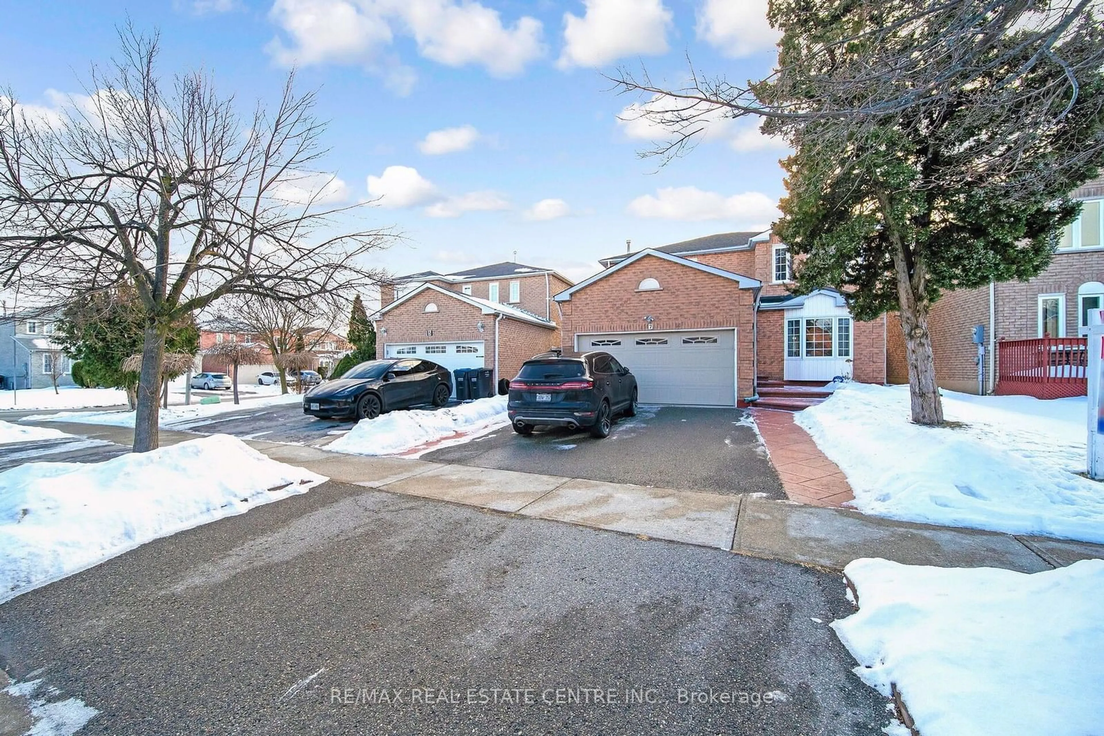 A pic from outside/outdoor area/front of a property/back of a property/a pic from drone, street for 7 Duggan Dr, Brampton Ontario L6Y 4K8