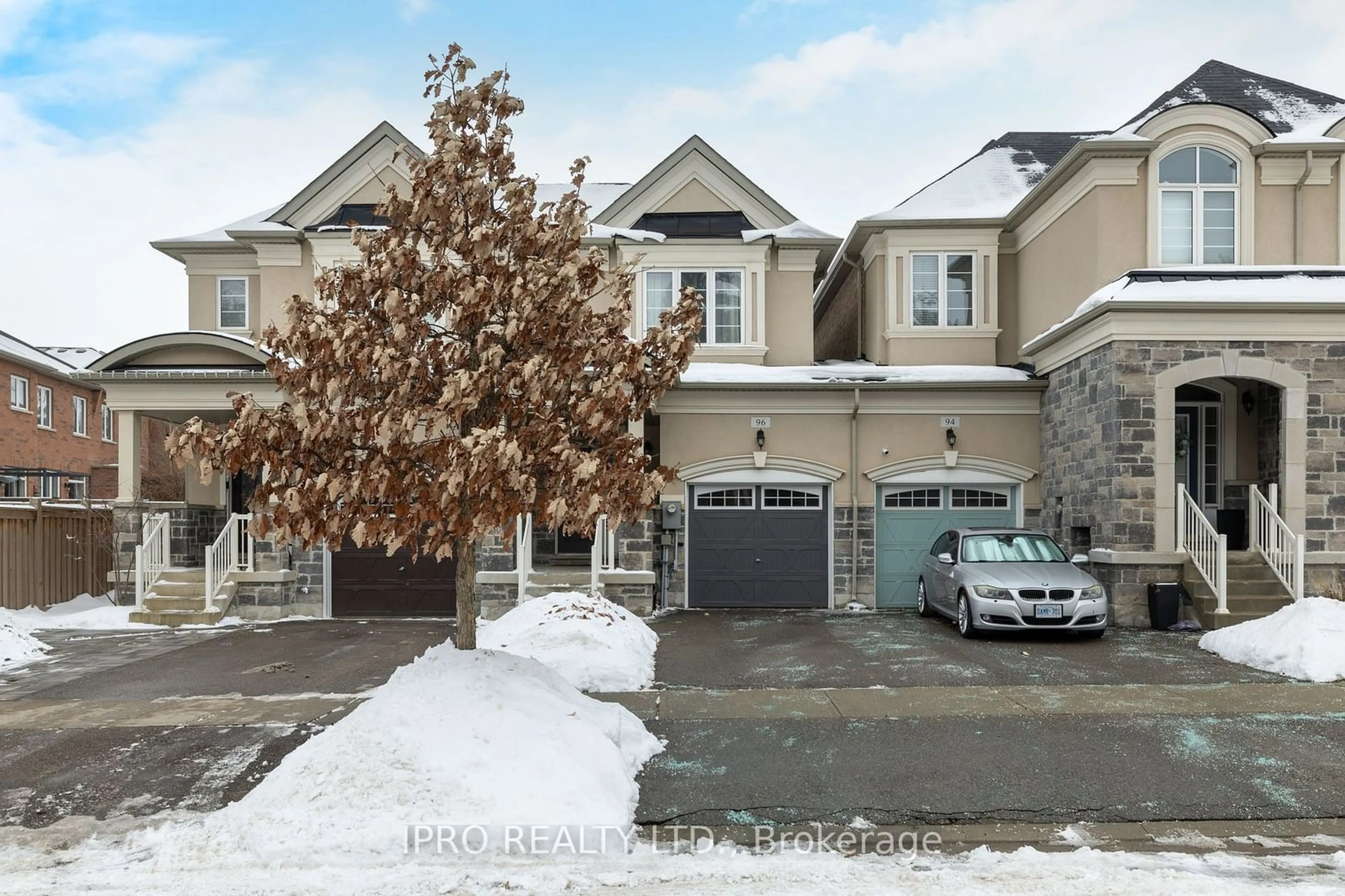 A pic from outside/outdoor area/front of a property/back of a property/a pic from drone, street for 96 Upper Canada Crt, Halton Hills Ontario L7G 0L2