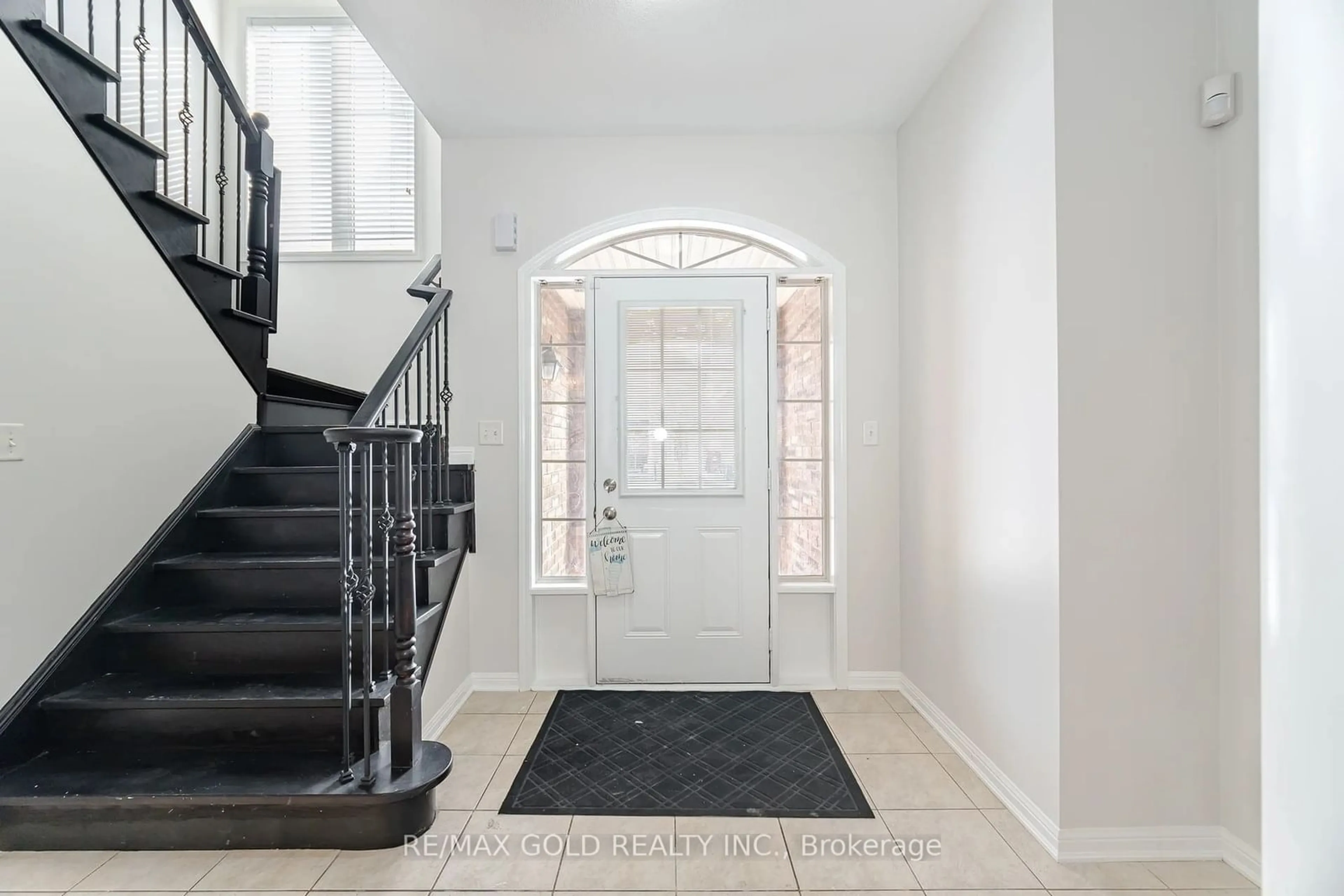 Indoor entryway for 16 Pink St, Brampton Ontario L6P 3M8