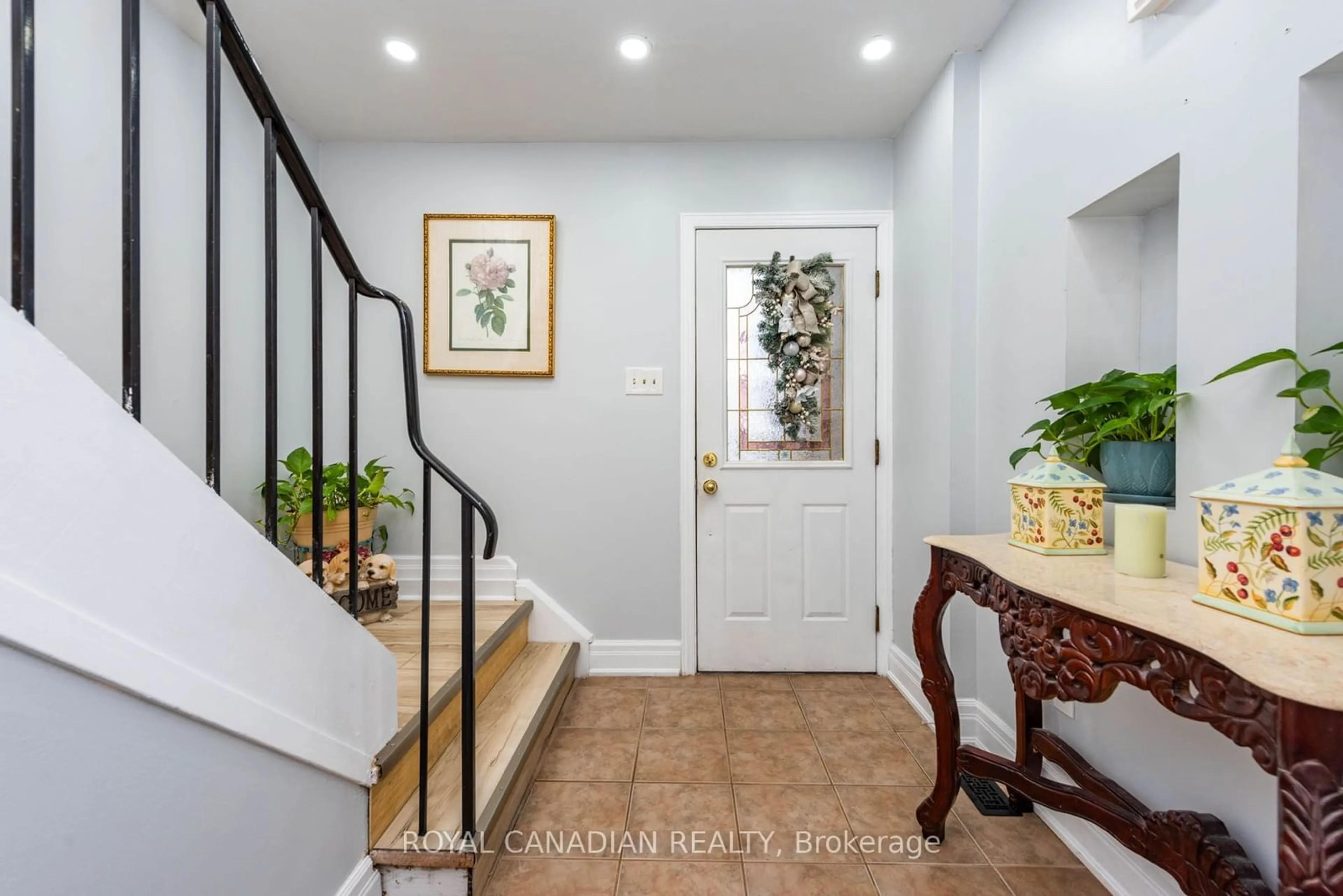 Indoor entryway for 1538 Lancaster Dr #116, Oakville Ontario L6H 2Z3