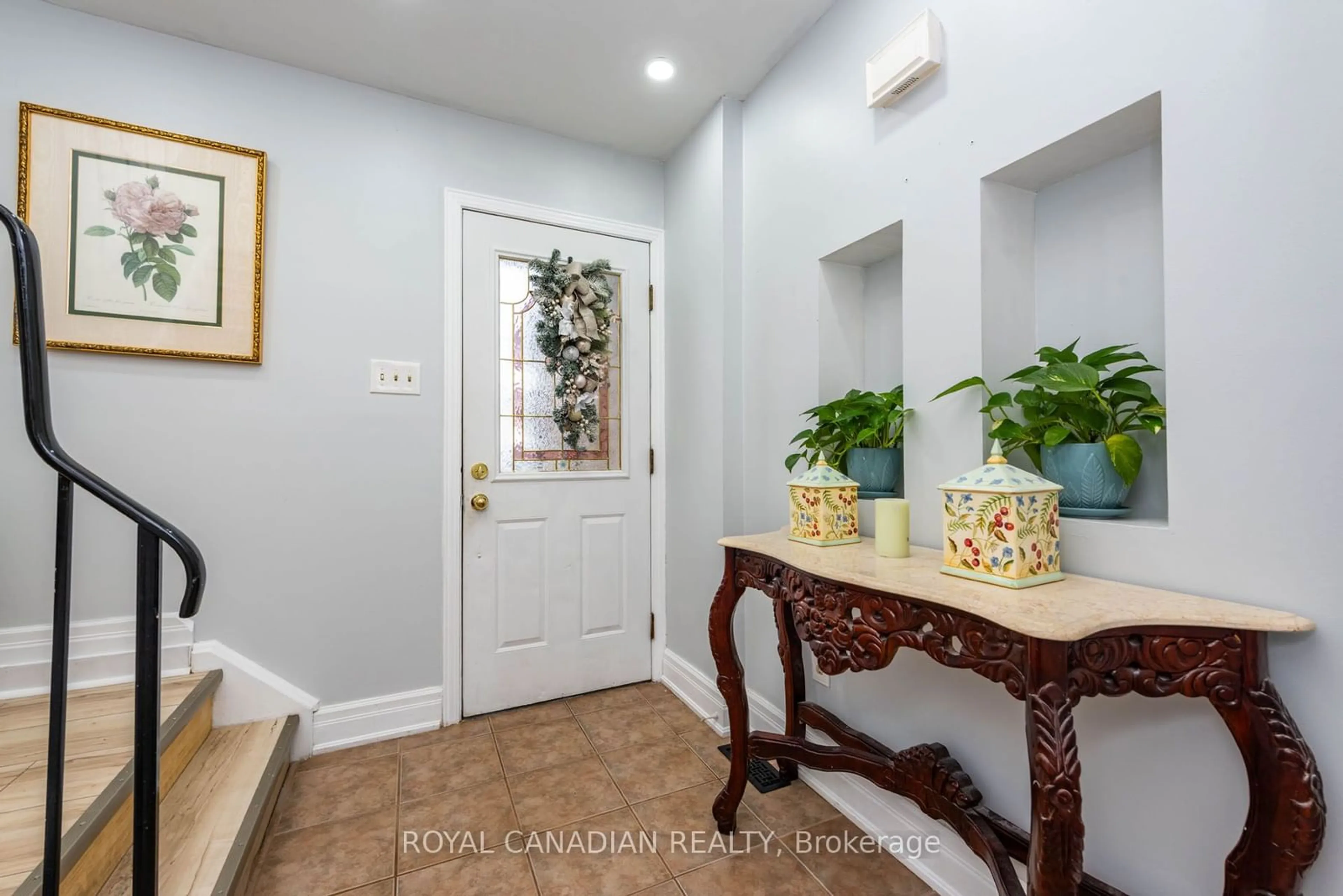 Indoor entryway for 1538 Lancaster Dr #116, Oakville Ontario L6H 2Z3